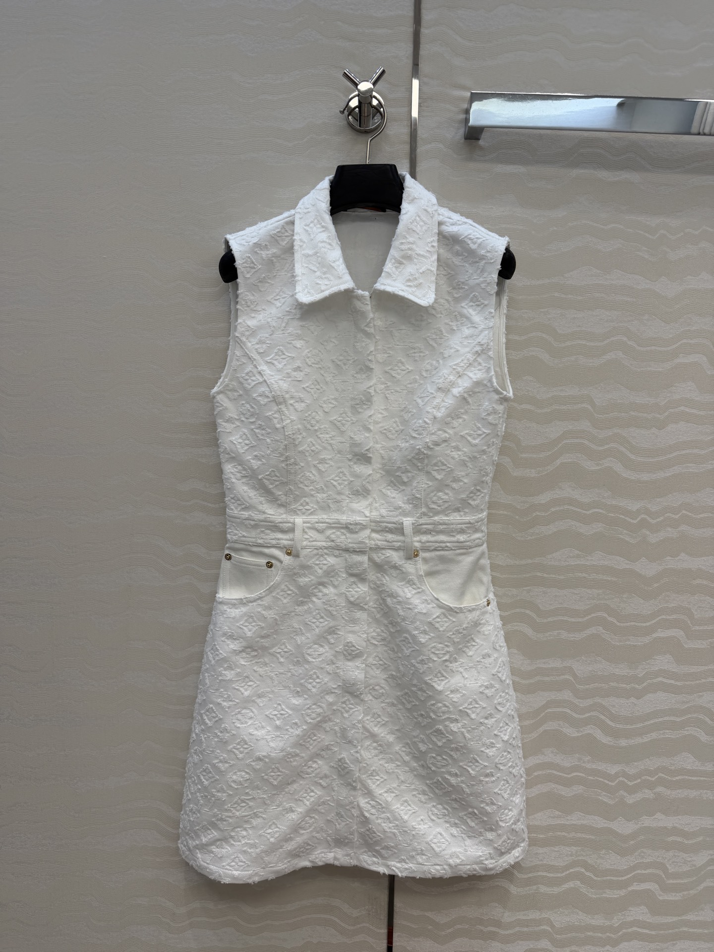 NO:826958,Recommended original high-quality products, 26 spring and summer new product LResort series, MONOGRAM jacquard logo white denim dress!  The elegant small lapel waist design is classic, fashionable and advanced!  Original custom-made yarn-dyed jacquard denim fabric, versatile and effortless, making your upper body look slimmer!  Highly recommended casual temperament items. Customized hardware accessories. One color S-L sizes. S size bust 82, waist 70, skirt length 84., Louis Vuitton-clothing, louis vuitton, skirts,19860909原单品质爆单推荐,26春夏新品LResort系列,MONOGRAM提花logo白色牛仔连衣裙！气质小翻领收腰版型经典时髦又高级！原版定制色织提花牛仔面料,百搭不挑人上身巨显瘦！强烈推荐休闲气质单品.定制五金配件.一色S-L码.S码胸围82,腰围70,裙长84.,路易威登-服装,louis vuitton,skirts,,Women's clothing