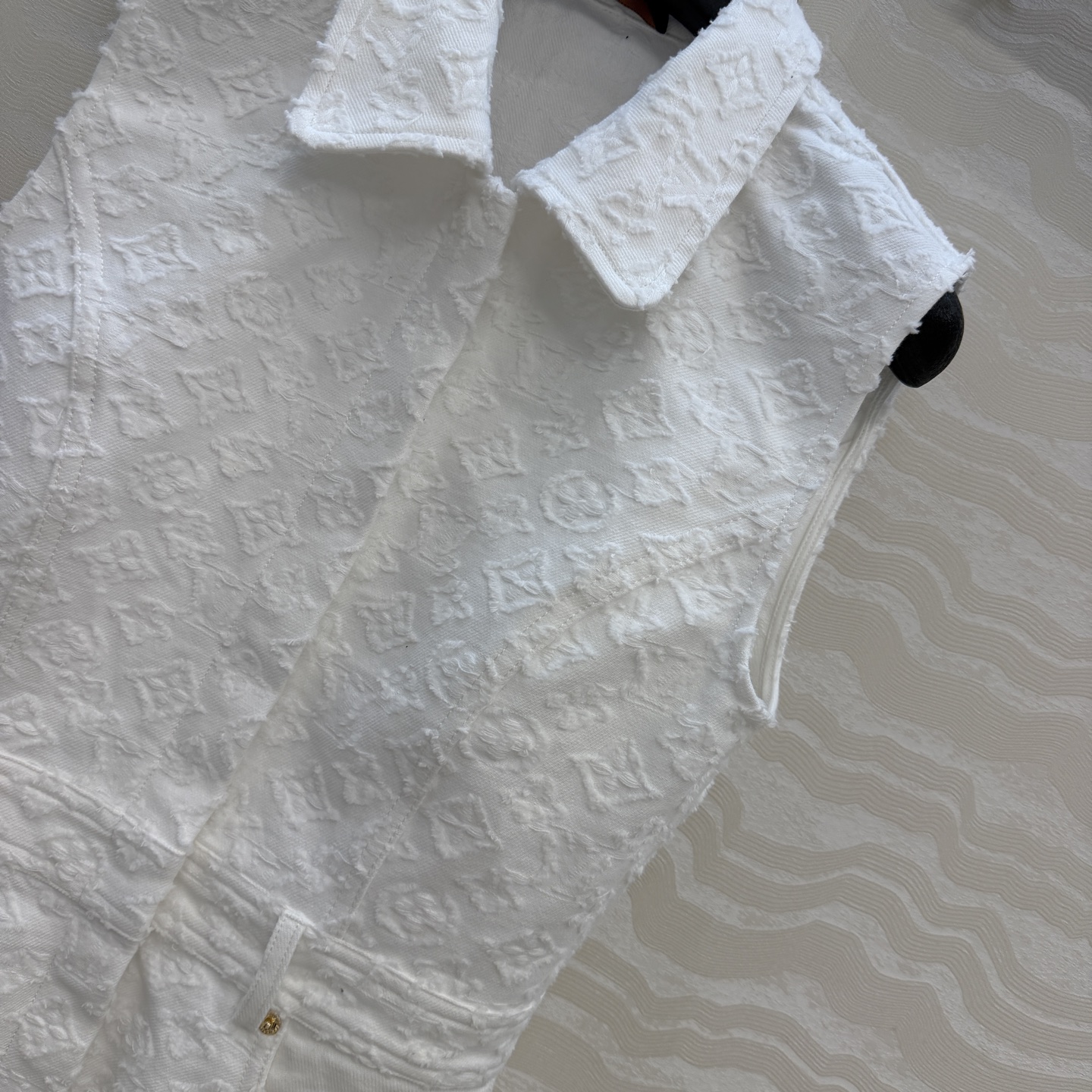 原单品质❤️爆单推荐，26春夏新品LResort系列🌊，MONOGRAM提花logo白色牛仔连衣裙！气质