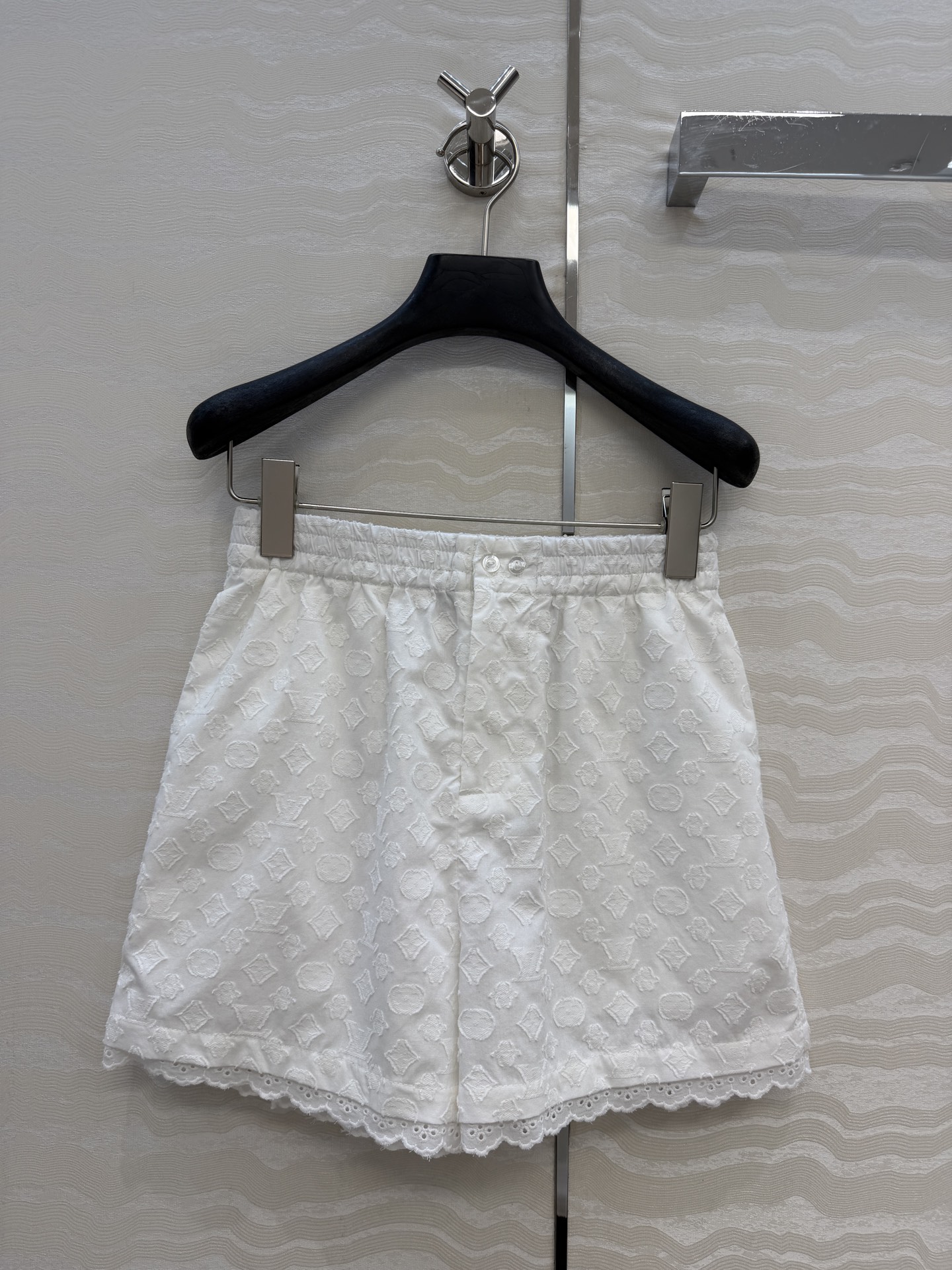 NO:826949,Recommended original high-quality products, 26 spring and summer new product LResort series, MONOGRAM jacquard logo pure cotton white lace shorts!  The embroidered lace design is classic, fashionable and advanced!  Original custom-made yarn-dyed jacquard pure cotton fabric, versatile and effortless, making your upper body look slimmer!  Highly recommended casual style items. One color size S-L. Size S elastic waist 62, hip 90, pants length 36., Louis Vuitton-clothing, louis vuitton, shorts,19860909原单品质爆单推荐,26春夏新品LResort系列,MONOGRAM提花logo纯棉白色花边短裤！刺绣小花边设计经典时髦又高级！原版定制色织提花纯棉面料,百搭不挑人上身巨显瘦！强烈推荐休闲气质单品.一色S-L码.S码松紧腰围62,臀围90,裤长36.,路易威登-服装,louis vuitton,shorts,,Women's clothing