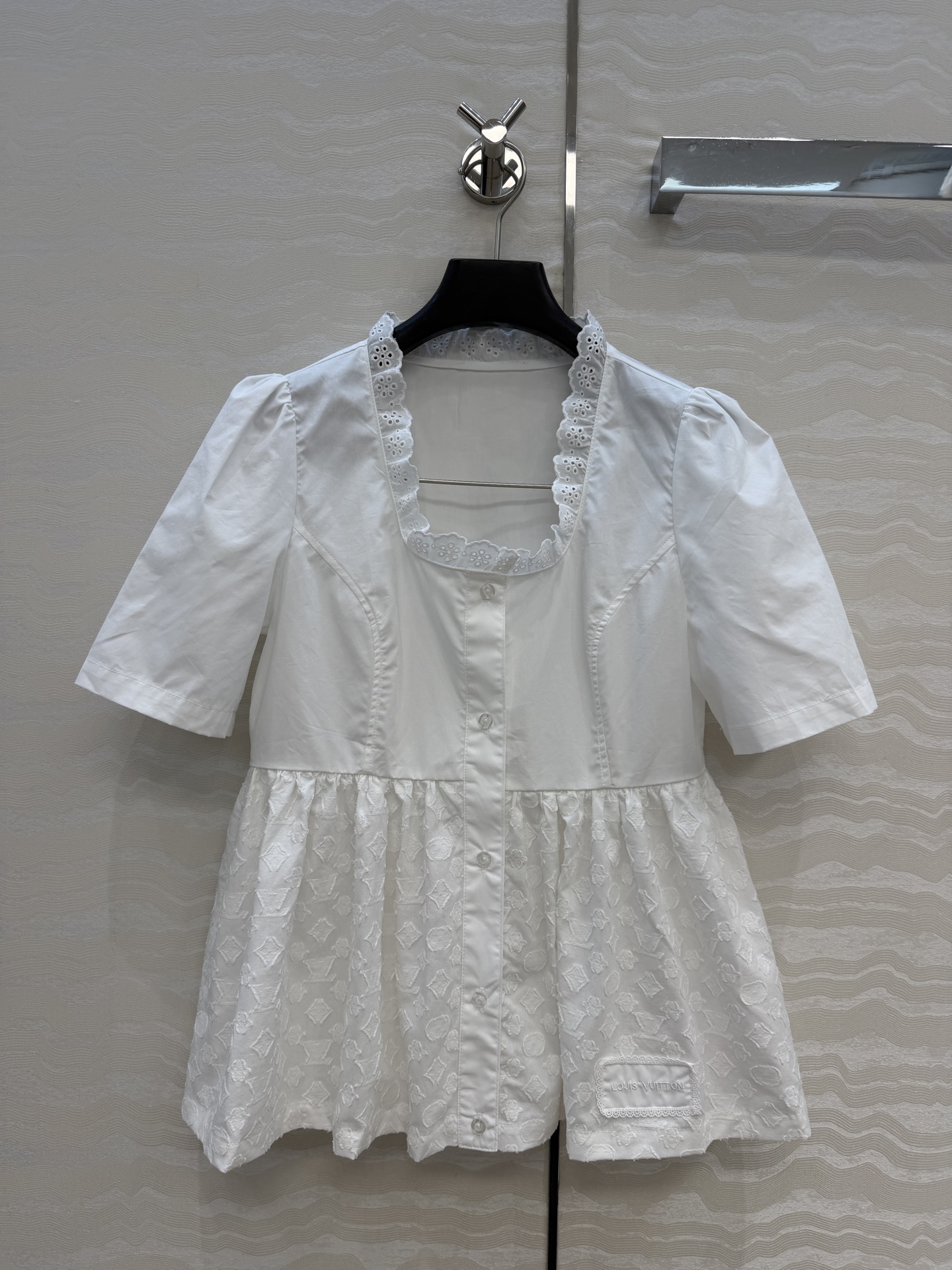 NO:826940,Recommended original high-quality goods, new LResort series for spring and summer 26, elegant U-neck baby top. MONOGRAM jacquard logo splicing design. Age-reducing girlish style embroidered small lace design is classic, fashionable and advanced!  Original custom-made yarn-dyed jacquard pure cotton fabric, versatile and effortless, making your upper body look slimmer!  Highly recommended casual style items. One color size S-L. Size S shoulder width 35, bust 88, length 60., Louis Vuitton-clothing, louis vuitton,19860909原单品质爆单推荐,26春夏新品LResort系列,气质U领娃娃小上衣.MONOGRAM提花logo拼接设计.减龄少女风气质刺绣小花边设计经典时髦又高级！原版定制色织提花纯棉面料,百搭不挑人上身巨显瘦！强烈推荐休闲气质单品.一色S-L码.S码肩宽35,胸围88,衣长60.,路易威登-服装,louis vuitton,,Women's clothing