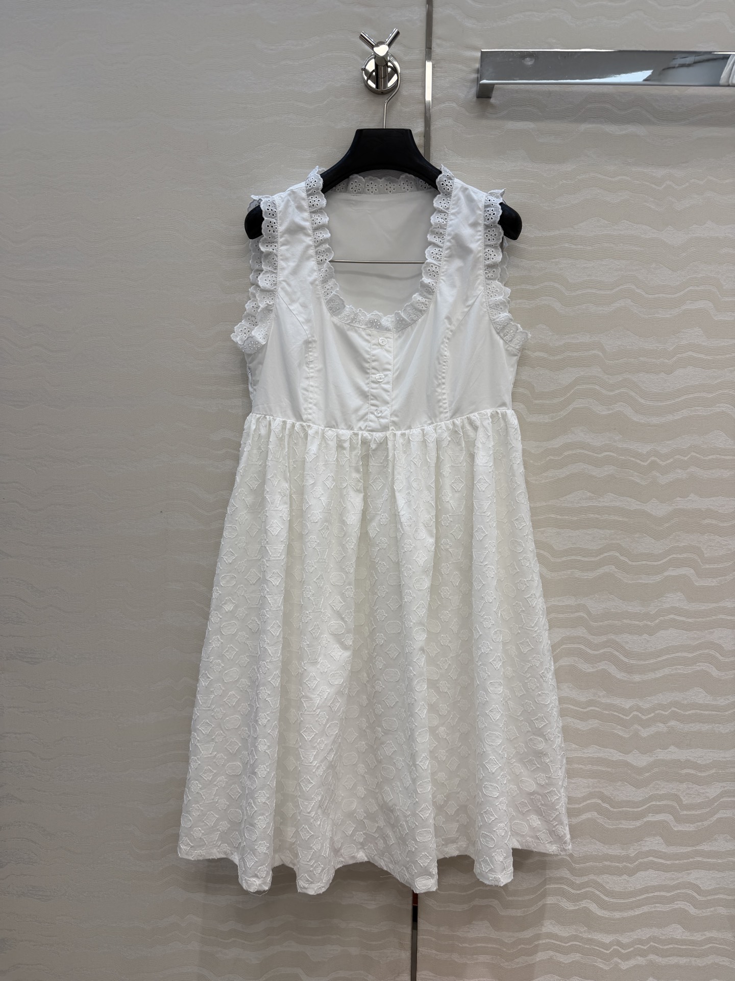 NO:826930,Recommended original high-quality products, new LResort series for spring and summer 26, elegant U-neck vest doll dress. MONOGRAM jacquard logo splicing design. Age-reducing girlish style embroidered small lace design is classic, fashionable and advanced!  Original custom-made yarn-dyed jacquard pure cotton fabric, versatile and effortless, making your upper body look slimmer!  Highly recommended casual style items. One color size S-L. Size S has shoulder width 35, bust 86, waist 74, skirt length 90., Louis Vuitton-clothing, louis vuitton, skirts,19860909原单品质爆单推荐,26春夏新品LResort系列,气质U领背心娃娃连衣裙.MONOGRAM提花logo拼接设计.减龄少女风气质刺绣小花边设计经典时髦又高级！原版定制色织提花纯棉面料,百搭不挑人上身巨显瘦！强烈推荐休闲气质单品.一色S-L码.S码肩宽35,胸围86,腰围74,裙长90.,路易威登-服装,louis vuitton,skirts,,Women's clothing