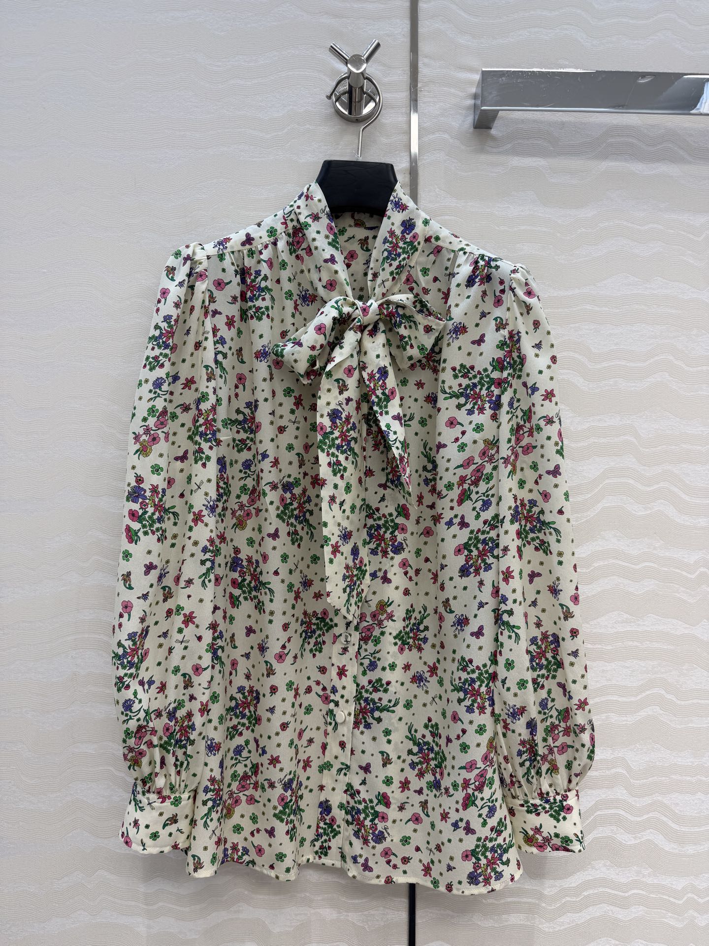 NO:826920,High-end original quality 26 spring and summer GG flower silk shirt!  The silk double-parted fluttering tie has a classic silhouette that makes your upper body look slimmer!  The temperament of small florals is elegant, fashionable and high-end!  A must-have artifact for Bai Fumei!  The style is versatile and easy to choose. Highly recommended to keep it for yourself!  The quality of workmanship depends on the details. One color 36.38.40.42. Four sizes. Size 36: shoulder width 36, bust 112, length 65., Gucci-clothing, gucci, shirts, real silk,19860909高端原单品质26春夏GG花真丝衬衫！真丝双邹气质飘带领结经典版型上身巨显瘦！气质小碎花优雅时髦又高级的调调！白富美必备神器！版型百搭不挑人.强烈推荐自留款！做工品质看细节.一色36.38.40.42.四码.36码:肩宽36,胸围112,衣长65.,古驰-服装,gucci,shirts,real silk,,Women's clothing