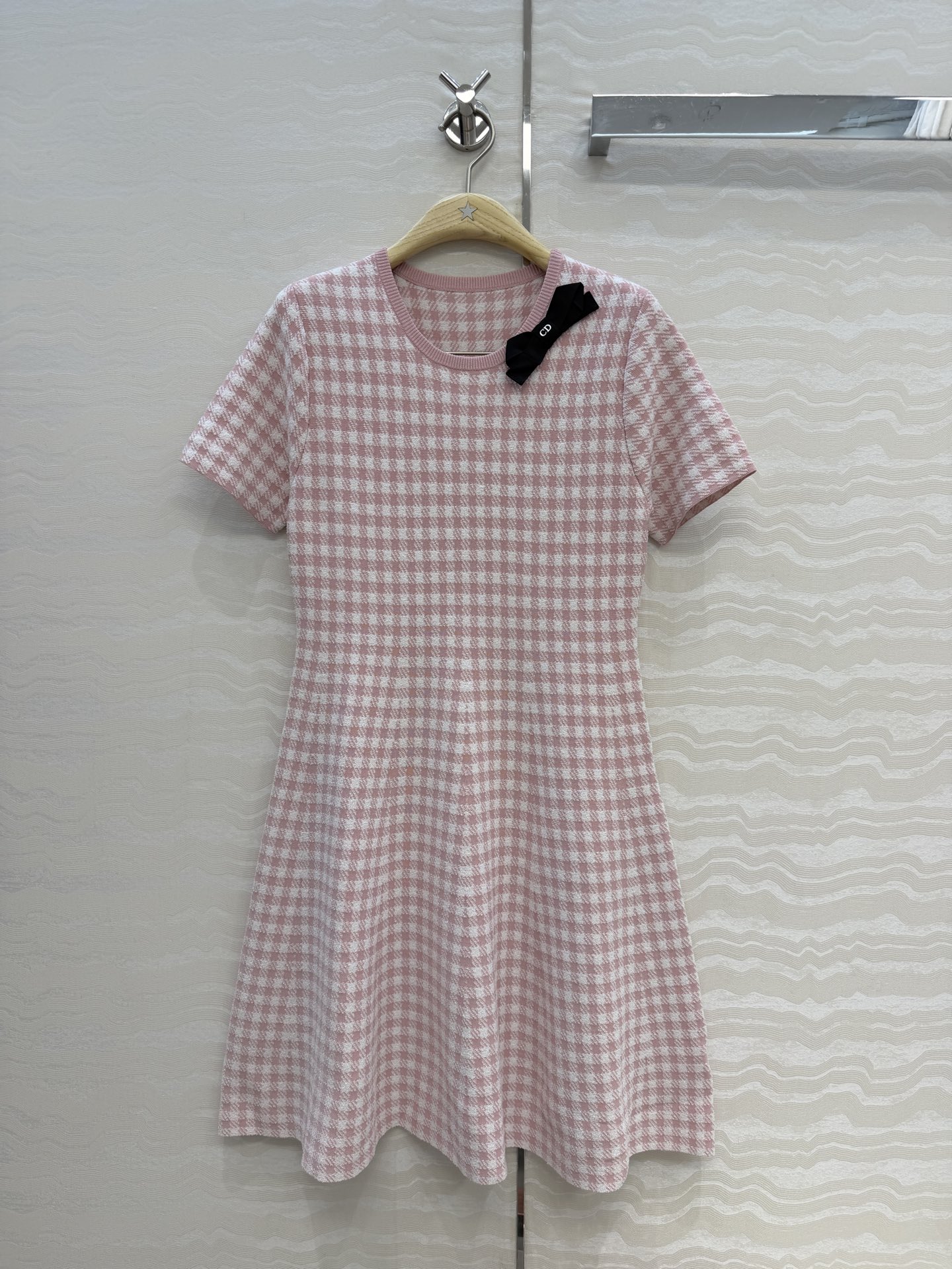 NO:826817,High-end original order quality, MissD26 new spring and summer products!  Houndstooth pattern short-sleeved knitted dress. Age-reducing temperament pink bow decoration in a super white tone!  Customized imported yarn has a delicate texture, is breathable and comfortable!  The classic A-line skirt makes the upper body look slimmer!  An elegant and age-reducing item!  Bai Fumei must enter!  One color size 3, size 38 shoulder width 35, bust 82, length 94., Dior-clothing, dior, skirts, T-shirt,19860909高端原单品质,MissD26春夏新品！千鸟格纹短袖针织连衣裙.减龄气质粉蝴蝶结装饰超级显白的色调！定制进口纱线质感细腻透气舒适！经典A字裙摆版型上身巨显瘦！优雅气质减龄单品！白富美必入！一色3码,38码肩宽35,胸围82,衣长94.,迪奥-服装,dior,skirts,T-shirt,,Women's clothing
