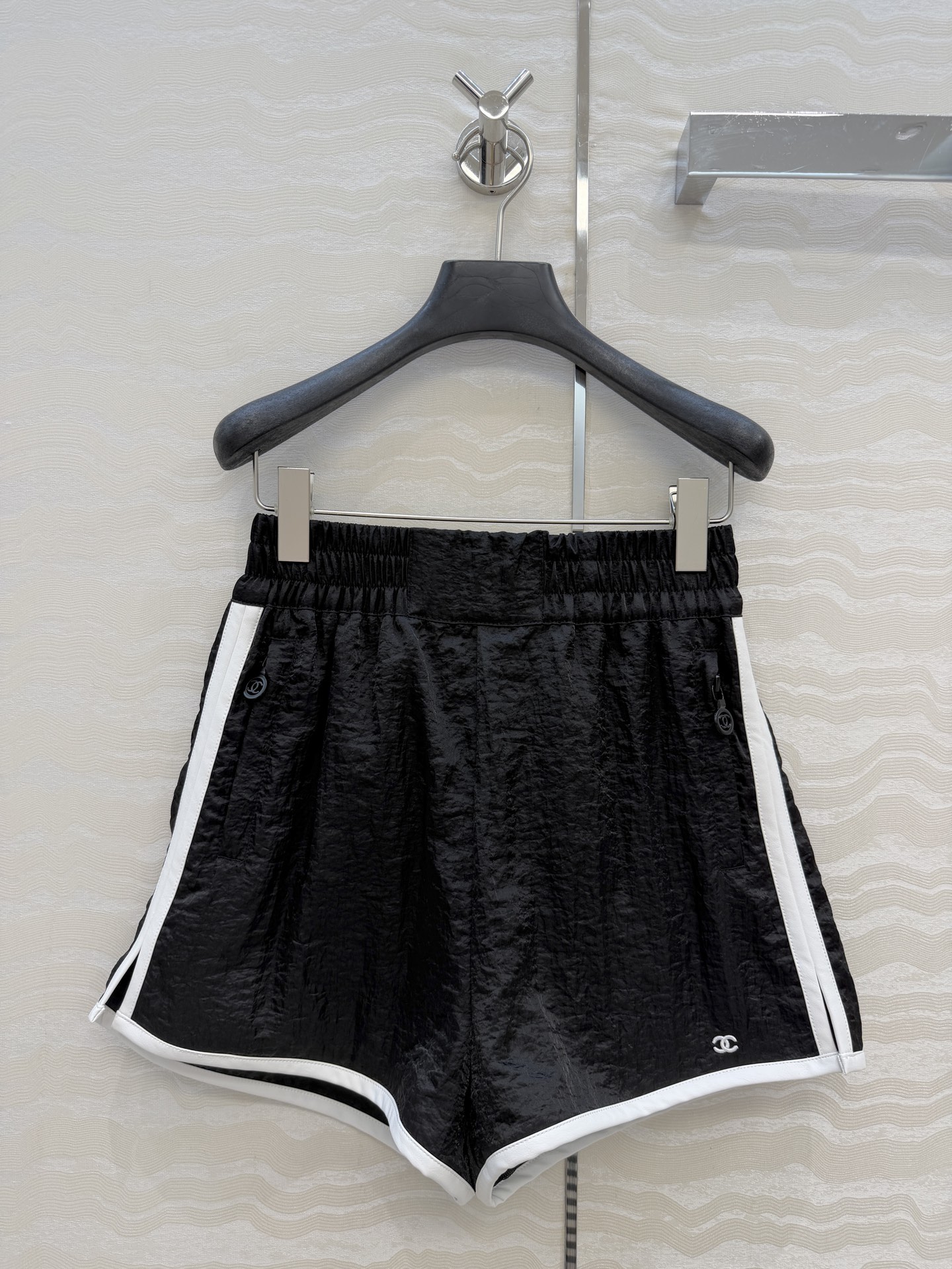 NO:826810,Original quality Coco girls beach series new vacation products!  Hot pants for sports girls!  Leather-wrapped high-waist shorts with contrasting color workmanship make your upper body look slimmer!  The beautiful little fairy Bai Fumei artifact!  The imported fabrics are silky, delicate and have a great texture!  The classic version is versatile, stylish and high-end!  The mesh lining is breathable and comfortable, with all the details in place and perfect workmanship quality. Two colors, sizes 36-40. Size 36: waist 66, hip 100, trouser length 36., Chanel-clothing, chanel, shorts,19860909原单品质Coco女孩beach沙滩系列度假新品！运动少女小热裤！皮革包边撞色工艺高腰小短裤上身巨显瘦！绝美小仙女白富美神器！进口面料丝滑细腻质感超赞！经典版型百搭不挑人时髦又高级！网眼内衬透气舒适,细节全面到位完美做工品质.两色36-40码.36码: 腰围66,臀围100,裤长36.,香奈儿-服装,chanel,shorts,,Women's clothing