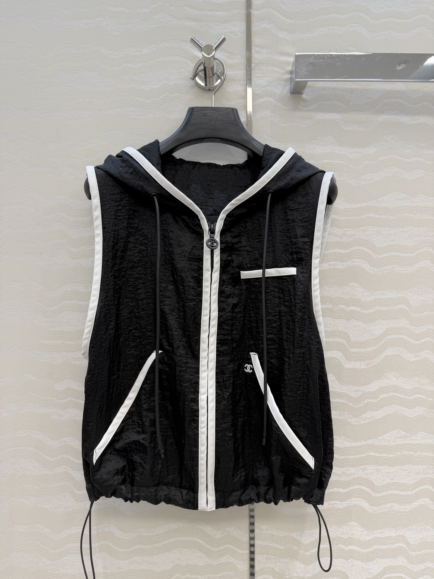 NO:826802,Original quality Coco girls beach series new vacation products!  Sports girl hooded vest!  Leather-wrapped contrasting color craftsmanship and adjustable waist design make your upper body look slimmer!  The beautiful little fairy Bai Fumei artifact!  The imported fabrics are silky, delicate and have a great texture!  The classic version is versatile, stylish and high-end!  The mesh lining is breathable and comfortable, with all the details in place and perfect workmanship. Two colors, sizes 36-40. Size 36: bust 96, length 51., Chanel-clothing, chanel, hats,19860909原单品质Coco女孩beach沙滩系列度假新品！运动少女连帽小马甲！皮革包边撞色工艺可调节收腰设计上身巨显瘦！绝美小仙女白富美神器！进口面料丝滑细腻质感超赞！经典版型百搭不挑人时髦又高级！网眼内衬透气舒适,细节全面到位完美做工品质.两色36-40码.36码: 胸围96,衣长51.,香奈儿-服装,chanel,hats,,Women's clothing