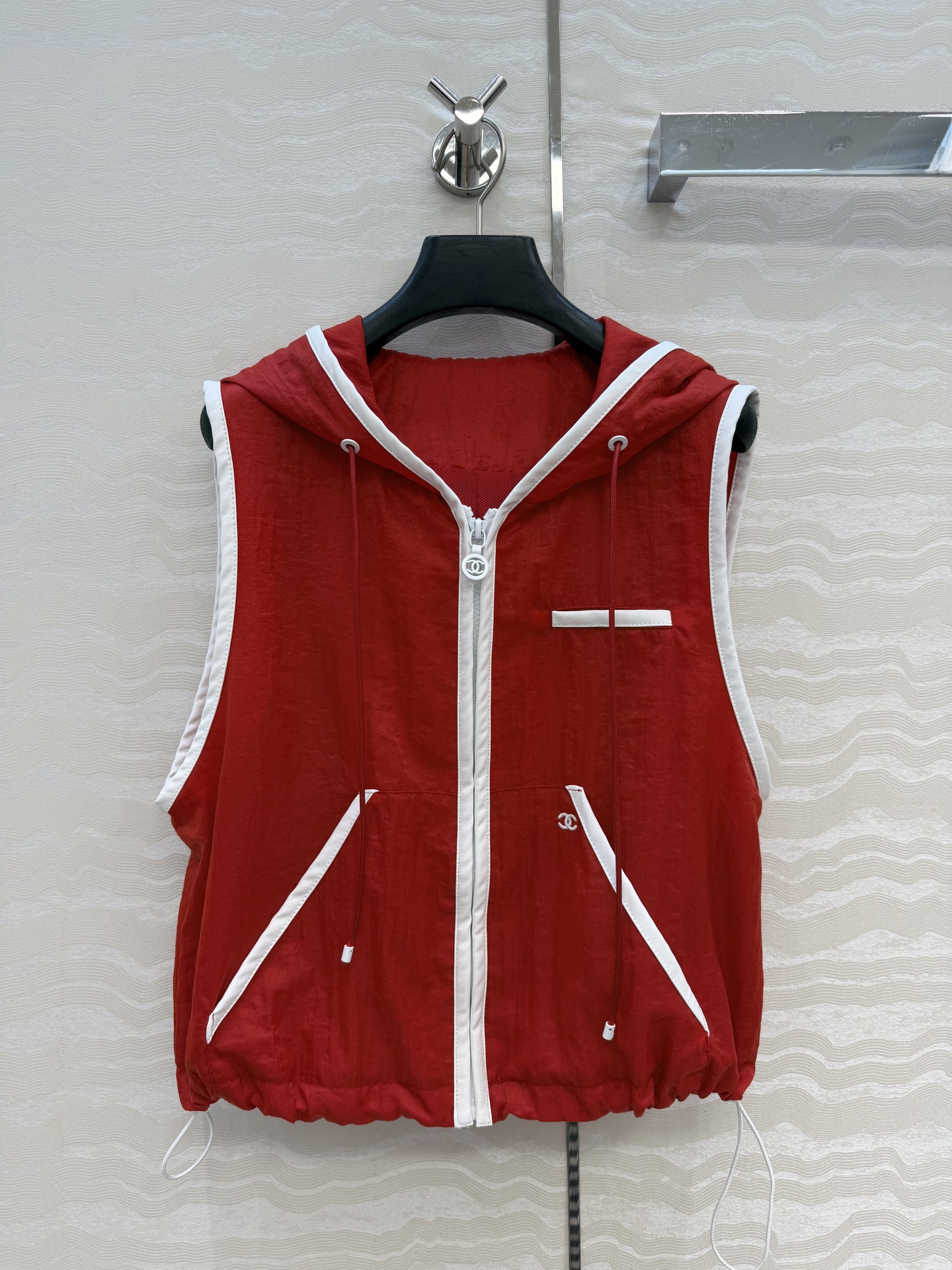 NO:826863,Original quality Coco girls beach series new vacation products!  Sports girl hooded vest!  Leather-wrapped contrasting color craftsmanship and adjustable waist design make your upper body look slimmer!  The beautiful little fairy Bai Fumei artifact!  The imported fabrics are silky, delicate and have a great texture!  The classic version is versatile, stylish and high-end!  The mesh lining is breathable and comfortable, with all the details in place and perfect workmanship. Two colors, sizes 36-40. Size 36: bust 96, length 51., Chanel-clothing, chanel, hats,19860909原单品质Coco女孩beach沙滩系列度假新品！运动少女连帽小马甲！皮革包边撞色工艺可调节收腰设计上身巨显瘦！绝美小仙女白富美神器！进口面料丝滑细腻质感超赞！经典版型百搭不挑人时髦又高级！网眼内衬透气舒适,细节全面到位完美做工品质.两色36-40码.36码: 胸围96,衣长51.,香奈儿-服装,chanel,hats,,Women's clothing