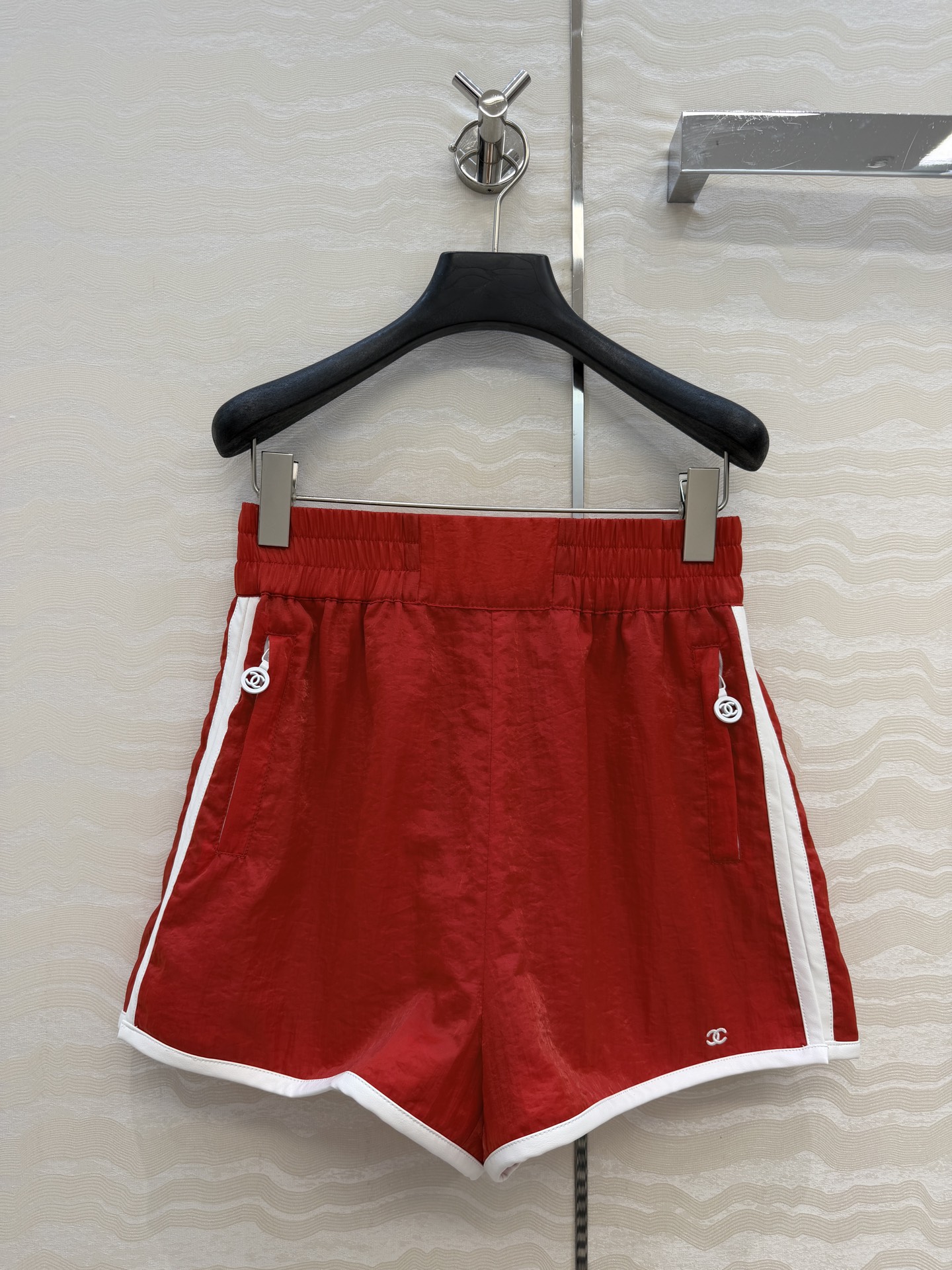 NO:826874,Original quality Coco girls beach series new vacation products!  Hot pants for sports girls!  Leather-wrapped high-waist shorts with contrasting color workmanship make your upper body look slimmer!  The beautiful little fairy Bai Fumei artifact!  The imported fabrics are silky, delicate and have a great texture!  The classic version is versatile, stylish and high-end!  The mesh lining is breathable and comfortable, with all the details in place and perfect workmanship quality. Two colors, sizes 36-40. Size 36: waist 66, hip 100, trouser length 36., Chanel-clothing, chanel, shorts,19860909原单品质Coco女孩beach沙滩系列度假新品！运动少女小热裤！皮革包边撞色工艺高腰小短裤上身巨显瘦！绝美小仙女白富美神器！进口面料丝滑细腻质感超赞！经典版型百搭不挑人时髦又高级！网眼内衬透气舒适,细节全面到位完美做工品质.两色36-40码.36码: 腰围66,臀围100,裤长36.,香奈儿-服装,chanel,shorts,,Women's clothing