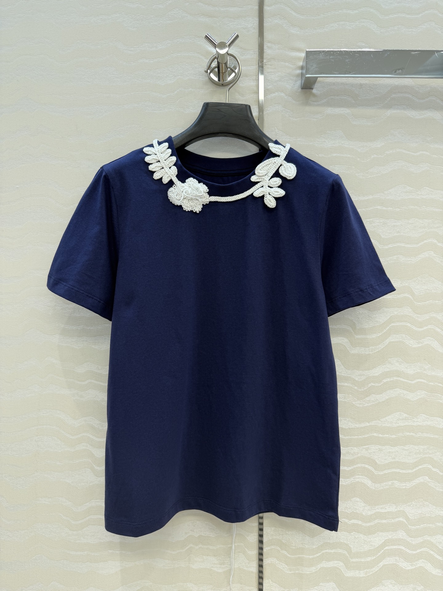 NO:826853,The original quality is a hit and recommended, Lw fashionable and exquisite outfit!  Paula's Ibiza series short-sleeved T-shirt with crochet decoration in summer. Hand-hook three-dimensional flower design is a must-have item for young girls. A super slimming tool!  The embroidered logo is low-key and luxurious. It is a must-have and elegant piece for white, rich and beautiful women. It has an unflattering silhouette and looks slimming on the upper body!  Available in sizes S-L in one color. Big order coming over!  S size: shoulder width 37, bust 88, length 56., Loewe-clothing, loewe, T-shirt,19860909原单品质爆单推荐,Lw时髦精穿搭！夏日Paula's Ibiza系列勾花装饰短袖T.手勾立体小花设计减龄少女必备单品.超级显瘦神器！刺绣logo低调奢华,白富美必入气质单品.不挑人版型上身巨显瘦！现货一色S-L码.大单子甩过来！S码: 肩宽37,胸围88,衣长56.,罗意威-服装,loewe,T-shirt,,Women's clothing