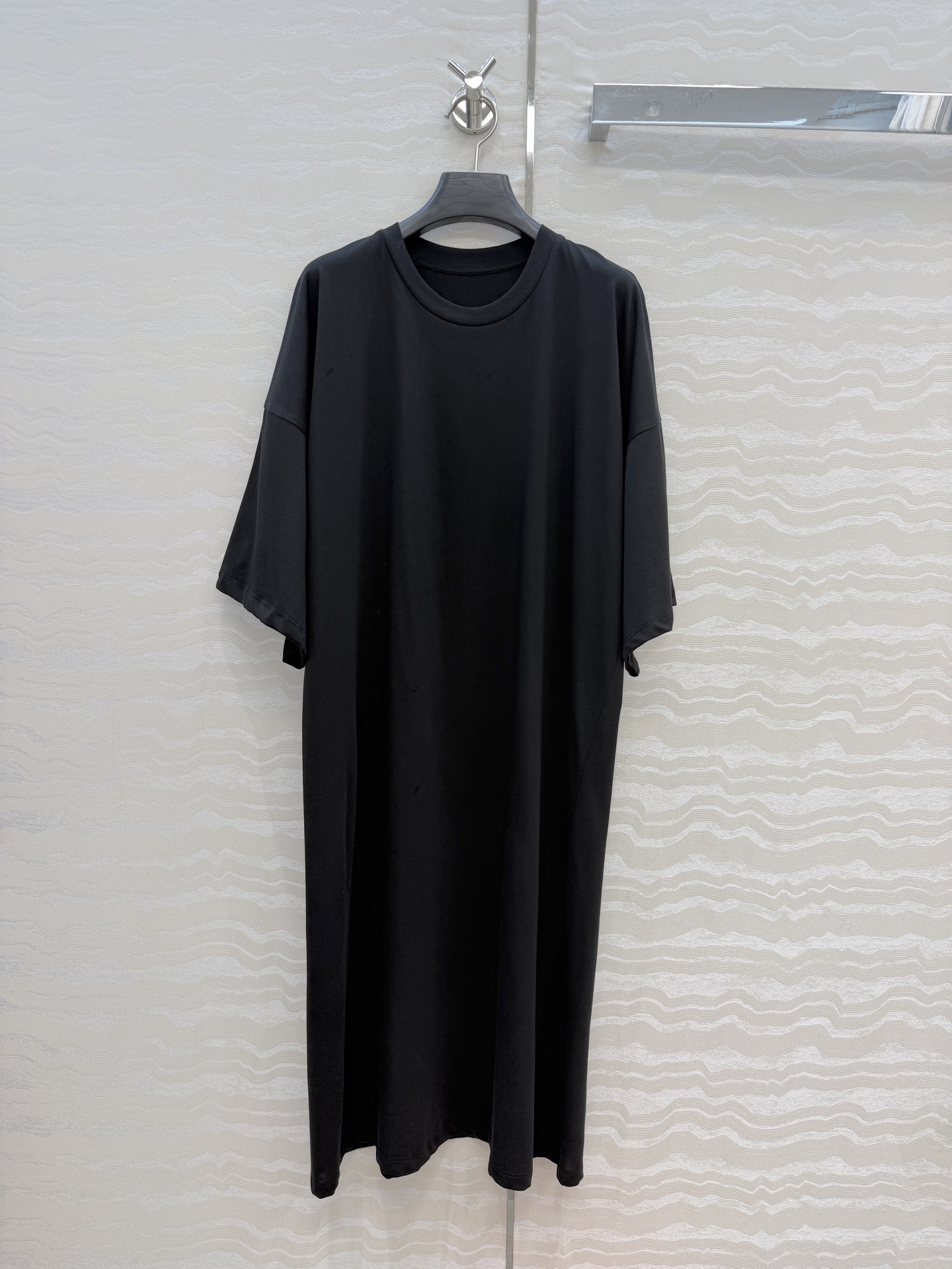 NO:826835,Highly recommended, original quality. Classic row-style lazy diagonal seam design large T dress. Fashionable single item with dropped shoulders and loose long T-skirt design. Cloud-like comfort, original custom tailoring creates an Italian minimalist sense of luxury, and the texture of imported pure cotton fabric is amazing!  The classic version is not picky!  It is highly recommended to reserve money for your own use. Two colors and 3 codes are available for grabs now!  Size S, dropped shoulders, bust 114, length 104., women's clothing, skirts,19860909爆单推荐原单品质.经典Row风懒人斜缝设计大T连衣裙.时髦精单品落肩气质宽松长T裙设计.云朵般舒适,原版定制剪裁打造意式极简的高级感,进口纯棉面料质感超赞！经典版型不挑人！强烈推荐自留款.两色3码 现货开抢！S码落肩,胸围114,衣长104.,女装,skirts,,Women's clothing