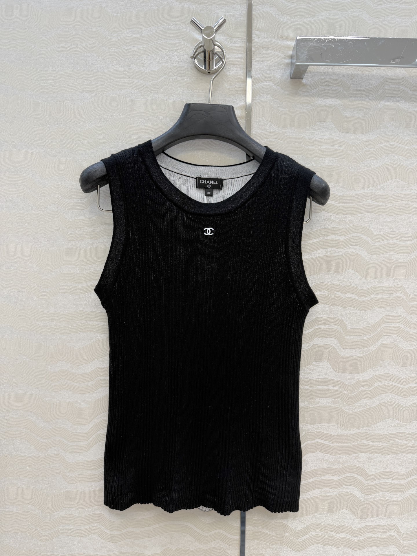 NO:826792,High-end original quality, Coco girls beach series new vacation products!  Imported yarn two-color craft slim knitted vest!  The metal accessories are designed to be versatile, age-reducing and fashionable!  The imported yarn with Swiss machine 18-needle technology has a delicate and comfortable texture!  Bai Fumei’s must-have style makes your upper body look slimmer without being picky!  Delivered in dust-proof bag packaging. 4 colors, sizes 36-40, 38, bust 74, length 53., Chanel-clothing, chanel,19860909高端原单品质,Coco女孩beach沙滩系列度假新品！进口纱线双色工艺修身针织背心！金属配件设计百搭减龄又时髦！瑞士机18针工艺进口纱线质感细腻舒适！白富美必备穿搭版型不挑人上身巨显瘦！配送防尘布袋包装. 4色36-40码.38码,胸围74,衣长53.,香奈儿-服装,chanel,,Women's clothing
