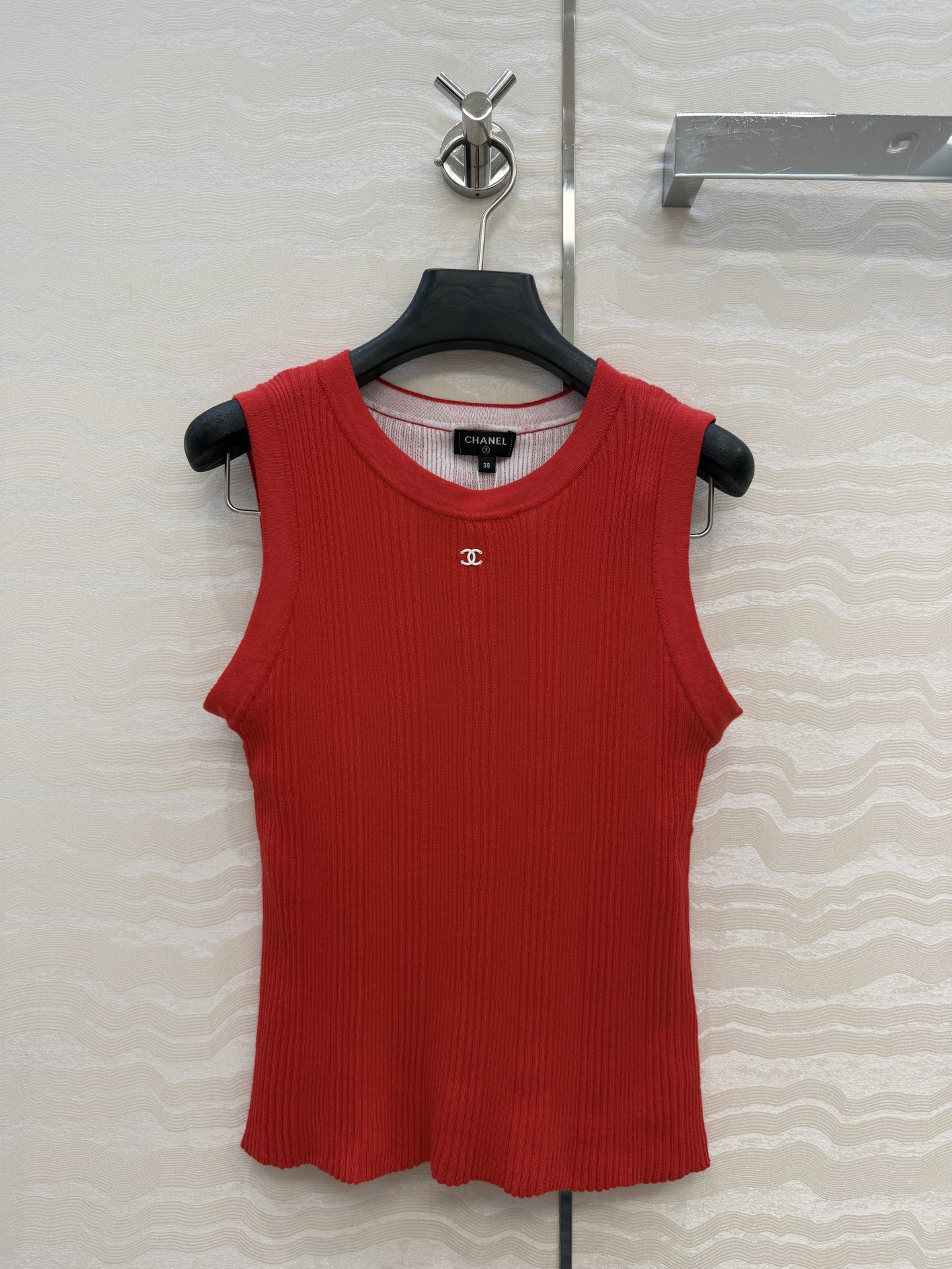 NO:826869,High-end original quality, Coco girls beach series new vacation products!  Imported yarn two-color craft slim knitted vest!  The metal accessories are designed to be versatile, age-reducing and fashionable!  The imported yarn with Swiss machine 18-needle technology has a delicate and comfortable texture!  Bai Fumei’s must-have style makes your upper body look slimmer without being picky!  Delivered in dust-proof bag packaging. 4 colors, sizes 36-40, size 38, bust 74, length 53., Chanel-clothing, chanel,19860909高端原单品质,Coco女孩beach沙滩系列度假新品！进口纱线双色工艺修身针织背心！金属配件设计百搭减龄又时髦！瑞士机18针工艺进口纱线质感细腻舒适！白富美必备穿搭版型不挑人上身巨显瘦！配送防尘布袋包装.4色36-40码.38码,胸围74,衣长53.,香奈儿-服装,chanel,,Women's clothing