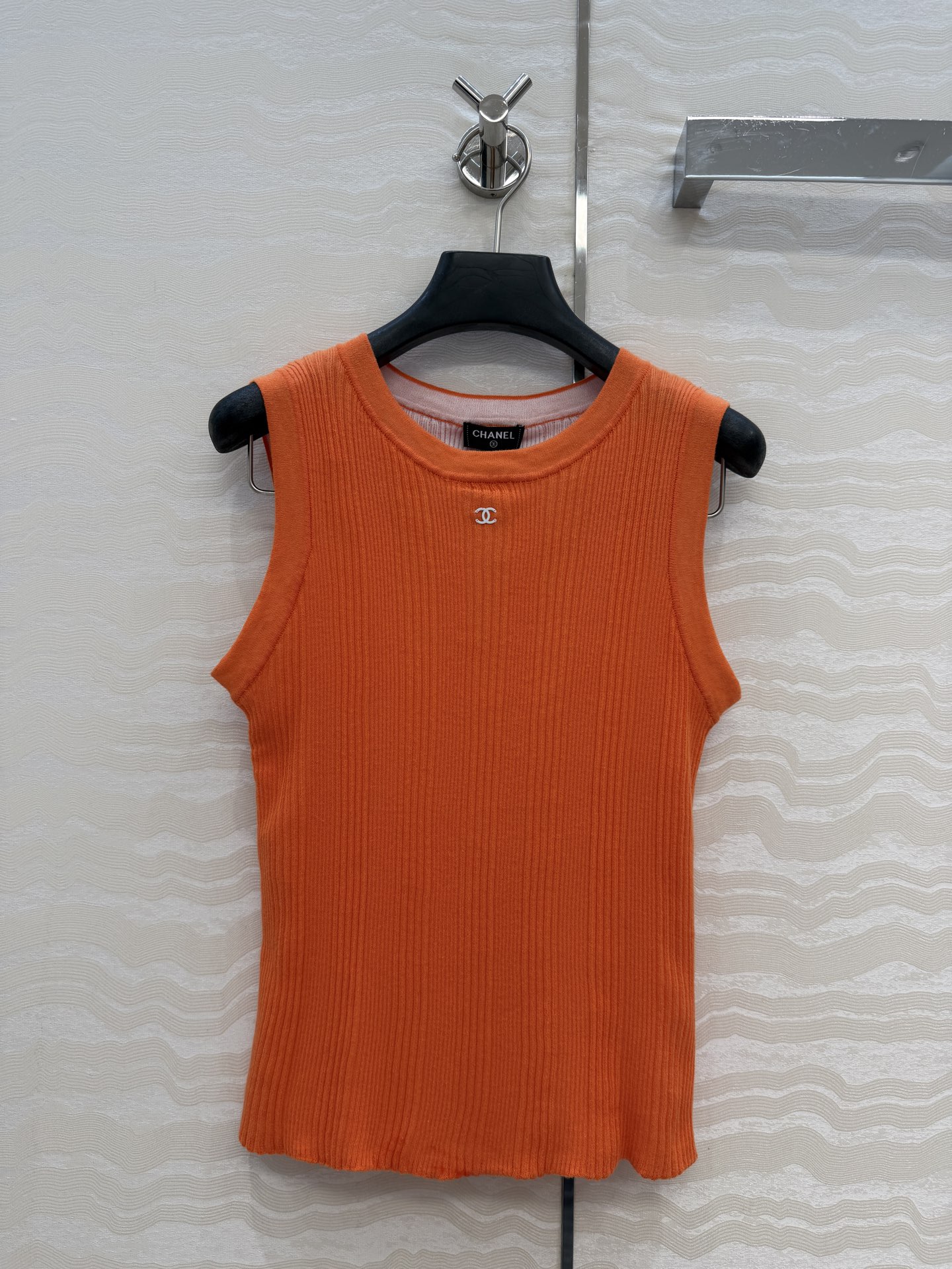 NO:826859,High-end original quality, Coco girls beach series new vacation products!  Imported yarn two-color craft slim knitted vest!  The metal accessories are designed to be versatile, age-reducing and fashionable!  The imported yarn with Swiss machine 18-needle technology has a delicate and comfortable texture!  Bai Fumei’s must-have style makes your upper body look slimmer without being picky!  Delivered in dust-proof bag packaging. 4 colors, sizes 36-40, 38, bust 74, length 53., Chanel-clothing, chanel,19860909高端原单品质,Coco女孩beach沙滩系列度假新品！进口纱线双色工艺修身针织背心！金属配件设计百搭减龄又时髦！瑞士机18针工艺进口纱线质感细腻舒适！白富美必备穿搭版型不挑人上身巨显瘦！配送防尘布袋包装. 4色36-40码.38码,胸围74,衣长53.,香奈儿-服装,chanel,,Women's clothing