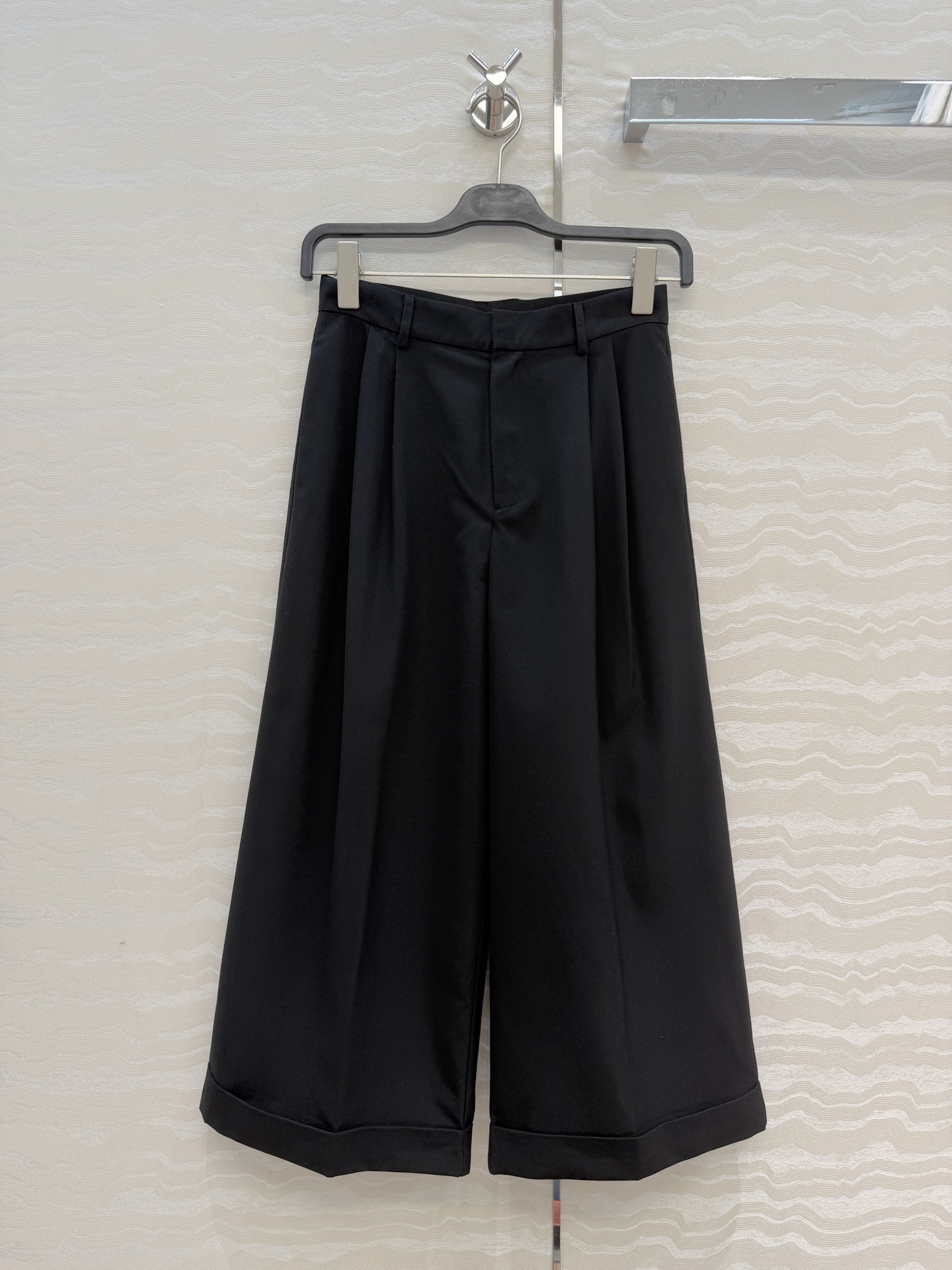 NO:826838,High-end original quality 26 spring and summer new row style imported wool wide-leg nine-point pants!  Minimalist suit pants!  Imported fine-woven wool fabric, a casual and casual high-end item. Classic mid-waist wide-leg straight-leg trousers with rolled edges. Perfect for pear-shaped figures!  The details are full of low-key luxury. Highly recommended to keep versatile items for yourself!  The 3D three-dimensional version is retro and elegant. The quality of workmanship depends on the details. Two colors of 3 sizes. The waist of S size is 66, the hip is 96, and the pants length is 86., women's clothing, business suit,19860909高端原单品质26春夏新品row风 进口羊毛阔腿九分裤！极简主义西装裤！进口细织羊毛面料,演绎慵懒随性的高级单品.经典中腰阔腿直筒裤型卷边设计.梨形身材的穿搭天菜！细节感满满低调奢华.强烈推荐自留百搭单品！3D立体版型复古优雅.做工品质看细节,两色3码.S码腰围66,臀围96,裤长86.,女装,business suit,,Women's clothing