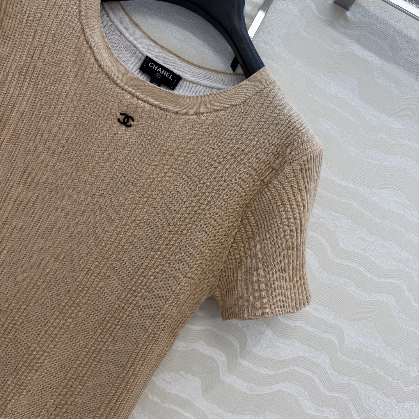 高端原单品质，Coco女孩beach沙滩🏖️系列度假新品！进口纱线双色工艺修身针织短袖上衣！💗金属配件设