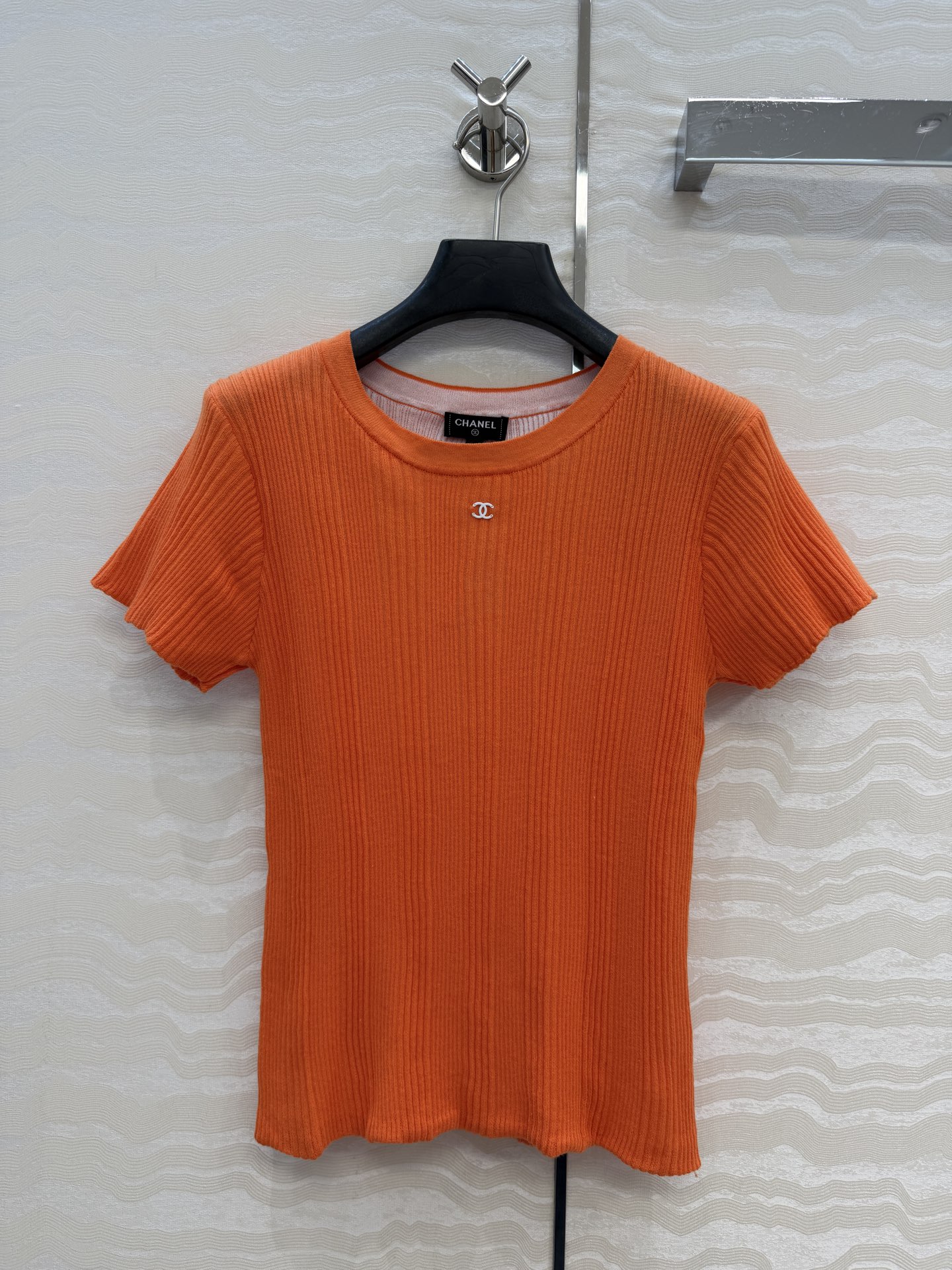 NO:829169,High-end original quality, Coco girls beach series new vacation products!  Imported yarn two-color craft slim-fitting knitted short-sleeved top!  The metal accessories are designed to be versatile, age-reducing and fashionable!  The imported yarn with Swiss machine 18-needle technology has a delicate and comfortable texture!  Bai Fumei’s must-have style makes your upper body look slimmer without being picky!  Delivered in dust-proof bag packaging. 4 colors, sizes 36-40, size 38, bust 68, length 53., Chanel-clothing, chanel, T-shirt,19860909高端原单品质,Coco女孩beach沙滩系列度假新品！进口纱线双色工艺修身针织短袖上衣！金属配件设计百搭减龄又时髦！瑞士机18针工艺进口纱线质感细腻舒适！白富美必备穿搭版型不挑人上身巨显瘦！配送防尘布袋包装.4色36-40码.38码,胸围68,衣长53.,香奈儿-服装,chanel,T-shirt,,Women's clothing