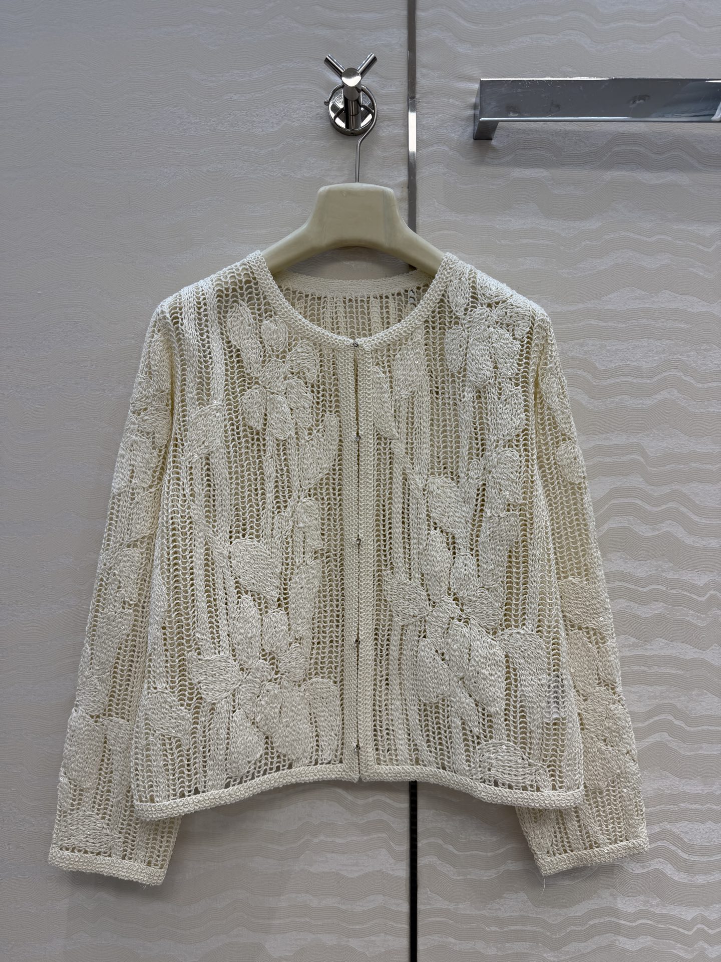 NO:828626,High-end original quality ER high-intellectual wear!  26 spring and summer new high-end strand embroidery French vertical strands hollow three-dimensional flower small jacket!  Classic floral round neck H version, a high-end item with a gentle and old-fashioned temperament!  The relaxing and vacation-like voluminous craftsmanship creates a gentle and extremely elegant tone!  The temperament goddess must receive payment!  Both sweet and salty, these versatile items come in one color, sizes S-L. Here’s a big order!  Size S shoulder width 40, bust 102, length 53., women's clothing, jackets & coats,19860909高端原单品质ER高智感穿搭！26春夏新品高级股绳刺绣法式立缕空立体花小外套！经典对花圆领H版型 温柔又老钱的气质高级单品！松弛度假感的缕空工艺温柔极致优雅的调调！气质女神必收款！可甜可盐气质百搭单品一色S-L码.大单子甩过来！S码肩宽40,胸围102,衣长53.,女装,jackets & coats,,Women's clothing