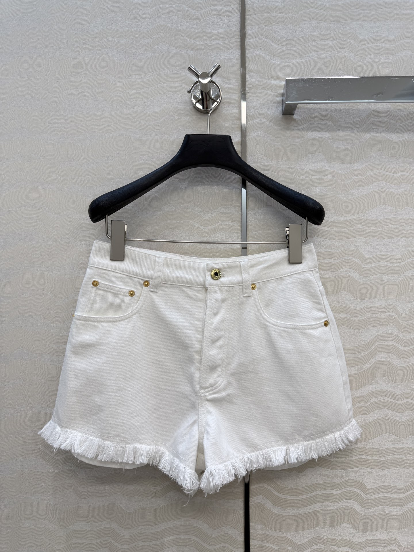 NO:828605,The original quality is a hit and recommended, Lw fashionable and exquisite outfit!  Retro raw edge washed super short white denim shorts!  Heavy industry three-dimensional toothbrush embroidered logo pocket, imported denim with full muscle and bone, active washing process on the upper body, the effect is amazing!  The classic high-waisted silhouette is versatile and fashionable!  Mom has long legs!  Highly recommended, elegant items, 3 sizes in one color, available now for grabs, big orders coming over!  S size waist 64, hip 88, pants length 31., Loewe-clothing, loewe, shorts,19860909原单品质爆单推荐,Lw时髦精穿搭！复古毛边洗水超短白色牛仔短裤！重工立体牙刷绣logo口袋,进口牛仔筋骨感十足活性洗水工艺上身效果超赞！经典高腰版型不挑人百搭又时髦！妈生大长腿！强烈推荐气质单品,一色3码,现货开抢 大单子甩过来！S码腰围64,臀围88,裤长31.,罗意威-服装,loewe,shorts,,Women's clothing