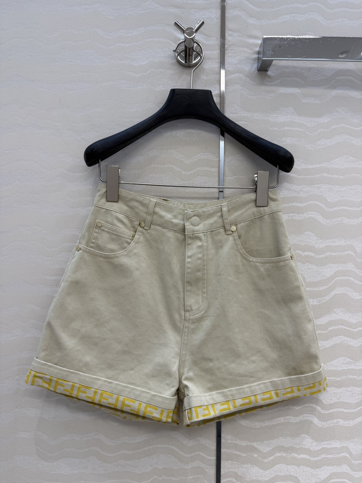 NO:828583,Hot order recommendation: original quality, new FF capsule series!  High waist design presbyopic hem jeans!  Original customized pure cotton denim fabric washed and customized!  High street fashion items!  Customized straight-leg pants are super slimming on the upper body!  A cool and casual temperament!  High-class and handsome tone!  The quality of workmanship depends on the details!  .Two colors and 3 sizes, now available for grabs!  Size 36, waist 66, hips 90, pants length 35., Fendi-clothing, fendi, jeans,19860909爆单推荐原单品质,FF胶囊系列新品！高腰设计老花卷边牛仔裤！原版定制纯棉牛仔面料洗水定制！高街时髦单品！定制直筒裤型上身超级显瘦！又A又飒的随性气质！高级帅气的调调！做工品质看细节！.两色3码 现货开抢！36码腰围66,臀围90,裤长35.,芬迪-服装,fendi,jeans,,Women's clothing
