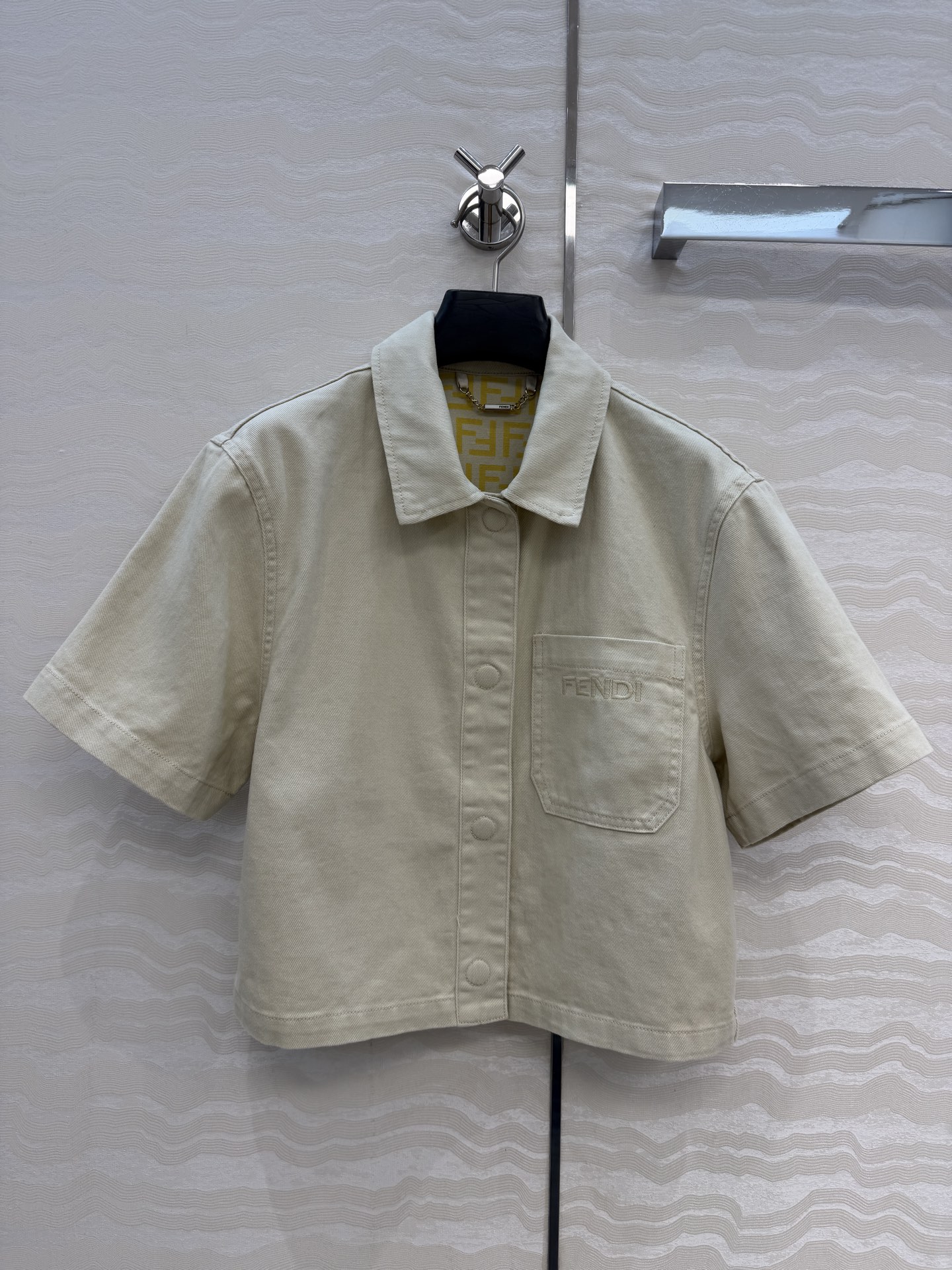 NO:828572,Hot order recommendation: original quality, new FF capsule series!  Temperament small lapel denim short-sleeved shirt!  Original customized pure cotton denim fabric washed and customized!  High street fashion items!  The H-short version looks super slimming on the upper body!  A cool and casual temperament!  High-class and handsome tone!  The quality of workmanship depends on the details!  Two colors and 3 sizes available now for grabs!  Size 36, shoulder width 43, bust 94, length 47., Fendi-clothing, fendi, shirts, T-shirt,19860909爆单推荐原单品质,FF胶囊系列新品！气质小翻领牛仔短袖衬衫！原版定制纯棉牛仔面料洗水定制！高街时髦单品！H小短款版型上身超级显瘦！又A又飒的随性气质！高级帅气的调调！做工品质看细节！两色3码 现货开抢！36码肩宽43,胸围94,衣长47.,芬迪-服装,fendi,shirts,T-shirt,,Women's clothing