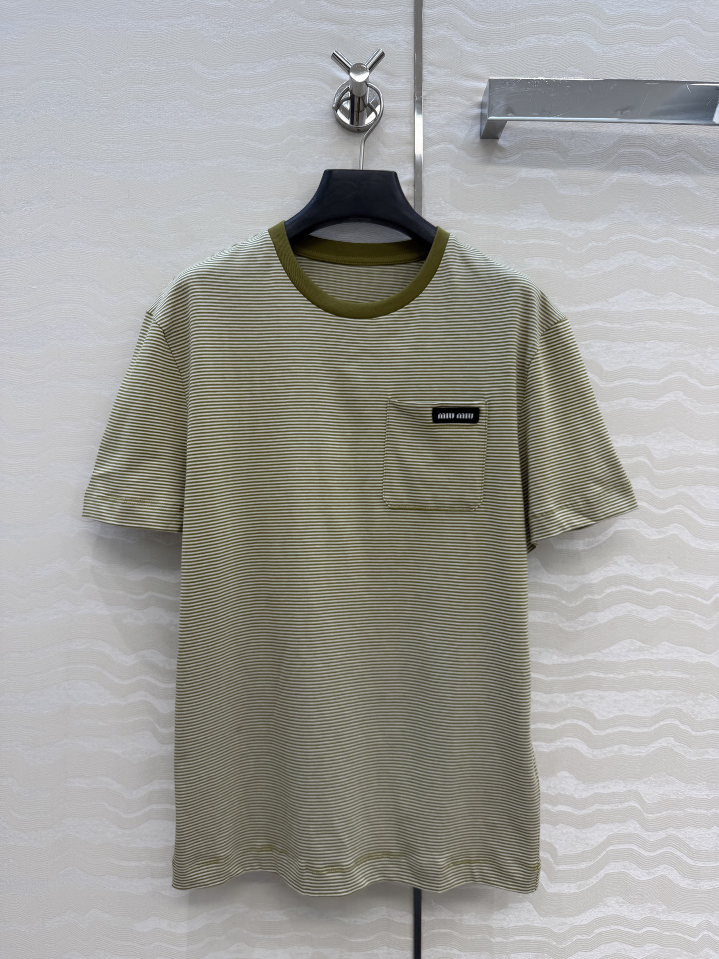 NO:828566,Highly recommended original quality miu-style outfits for girls, intellectual fashionable pinstripe short-sleeved T-shirts. Casual items with a youthful feel that are both age-reducing and fashionable!  The letter label logo is low-key and luxurious, and the classic loose fit is versatile and easy to wear. It’s perfect for the upper body!  The quality of workmanship depends on the details, one color comes in 3 sizes. Size S, shoulder drop 43, bust 96, length 64., Miumiu-clothing, miumiu, T-shirt, tees, t-shirt,19860909爆单推荐原单品质miu系少女穿搭,知识分子时髦风细条条纹短袖T恤.少年感休闲单品减龄又时髦！字母标签logo低调奢华,经典宽松版型百搭不挑人上身美的不要不要的！做工品质看细节,一色3码.S码,落肩43,胸围96,衣长64.,缪缪-服装,miumiu,T-shirt,tees，t-shirt,,Women's clothing