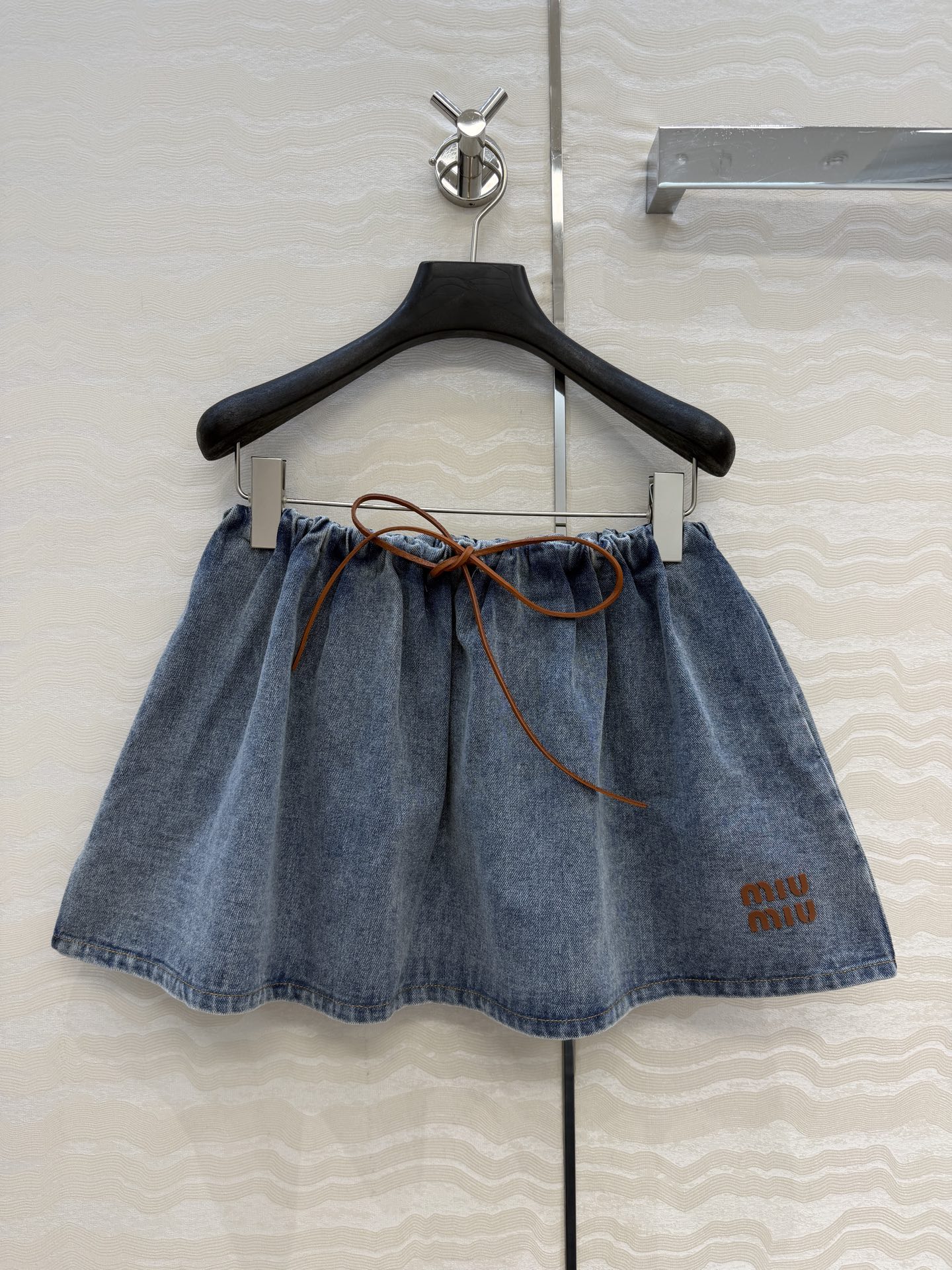 NO:829099,Highly recommended original quality miu style girls’ outfits!  Intellectual college style denim mini skirt!  Retro denim is both sweet and cool, perfect for age-reducing wear. The flattering fit makes your upper body look slimmer!  The imported denim enzyme washed fabric is very wide and has a great texture!  The quality of workmanship depends on the details!  3 sizes of one color, ready to grab, size 36: elastic waist 64, skirt length 32., Miu Miu-clothing, miumiu, skirts,19860909爆单推荐原单品质miu系少女穿搭！知性分子学院风丹宁牛仔超短半裙！复古牛仔甜酷兼备减龄穿搭.不挑人版型上身巨显瘦！进口牛仔酵素洗水面料挺阔质感超赞！做工品质看细节！一色3码,现货开抢,36码: 松紧腰围64,裙长32.,缪缪-服装,miumiu,skirts,,Women's clothing