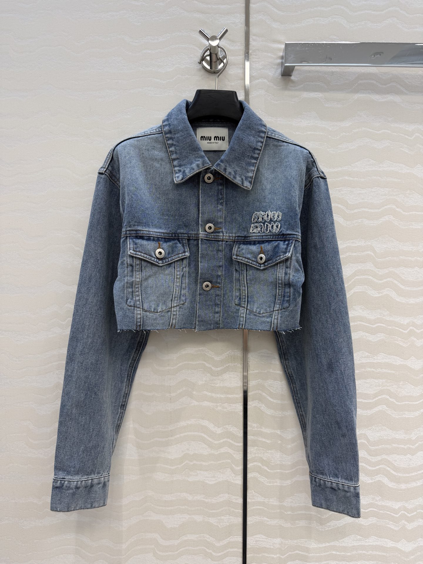 NO:829110,Highly recommended original quality miu style girls’ outfits!  Intellectual college style denim denim jacket!  Retro denim is both sweet and cool, suitable for age-reducing wear. The ultra-short design is not flattering and has a slim fit on the upper body!  The imported denim enzyme washed fabric is very wide and has a great texture!  The quality of workmanship depends on the details!  3 sizes of one color, available now, size 36: shoulder width 46, bust 88, length 35., Miumiu-clothing, miumiu, jackets & coats, jackets & coats,19860909爆单推荐原单品质miu系少女穿搭！知性分子学院风丹宁牛仔夹克外套！复古牛仔甜酷兼备减龄穿搭.超短款设计不挑人版型上身巨显瘦！进口牛仔酵素洗水面料挺阔质感超赞！做工品质看细节！一色3码,现货开抢,36码:肩宽46,胸围88,衣长35.,缪缪-服装,miumiu,jackets & coats,jackets & coats,,Women's clothing