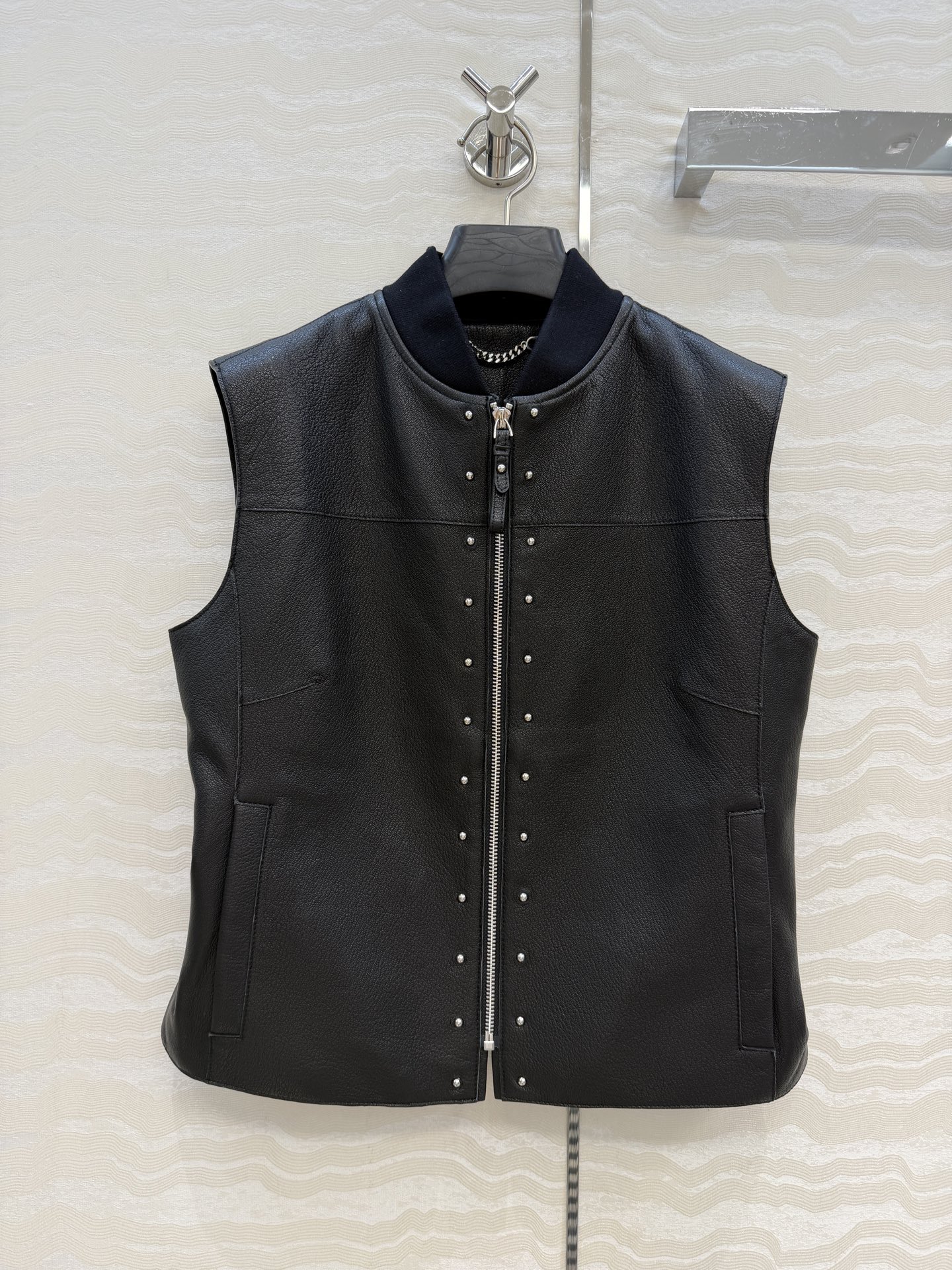 NO:829752,High-end original quality H high-intellectual wear, elegant equestrian style genuine leather jacket and vest!  A must-have item this season that you can’t miss!  The top quality imported lambskin with lychee texture is incomparable!  Metal rivets decorate with low-key aristocratic temperament, versatile, fashionable and high-end!  The classic version is super correct!  Purely handmade oil edge craftsmanship, the workmanship quality and details are perfect!  One color size 36.38.40.38, bust 92, length 53., Hermès - clothing, hermes, jackets & coats, sheepskin,19860909高端原单品质H高智感穿搭,气质马术风真皮夹克马甲！本季必入不可错过的单品！顶级进口小羊皮荔枝皮纹质感无敌！金属铆钉装饰低调贵族气质百搭时髦又高级！经典版型超正！纯手工油边工艺,做工品质细节完美到位！一色36.38.40.38码胸围92,衣长53.,爱马仕-服装,hermes,jackets & coats,sheepskin,,Women's clothing