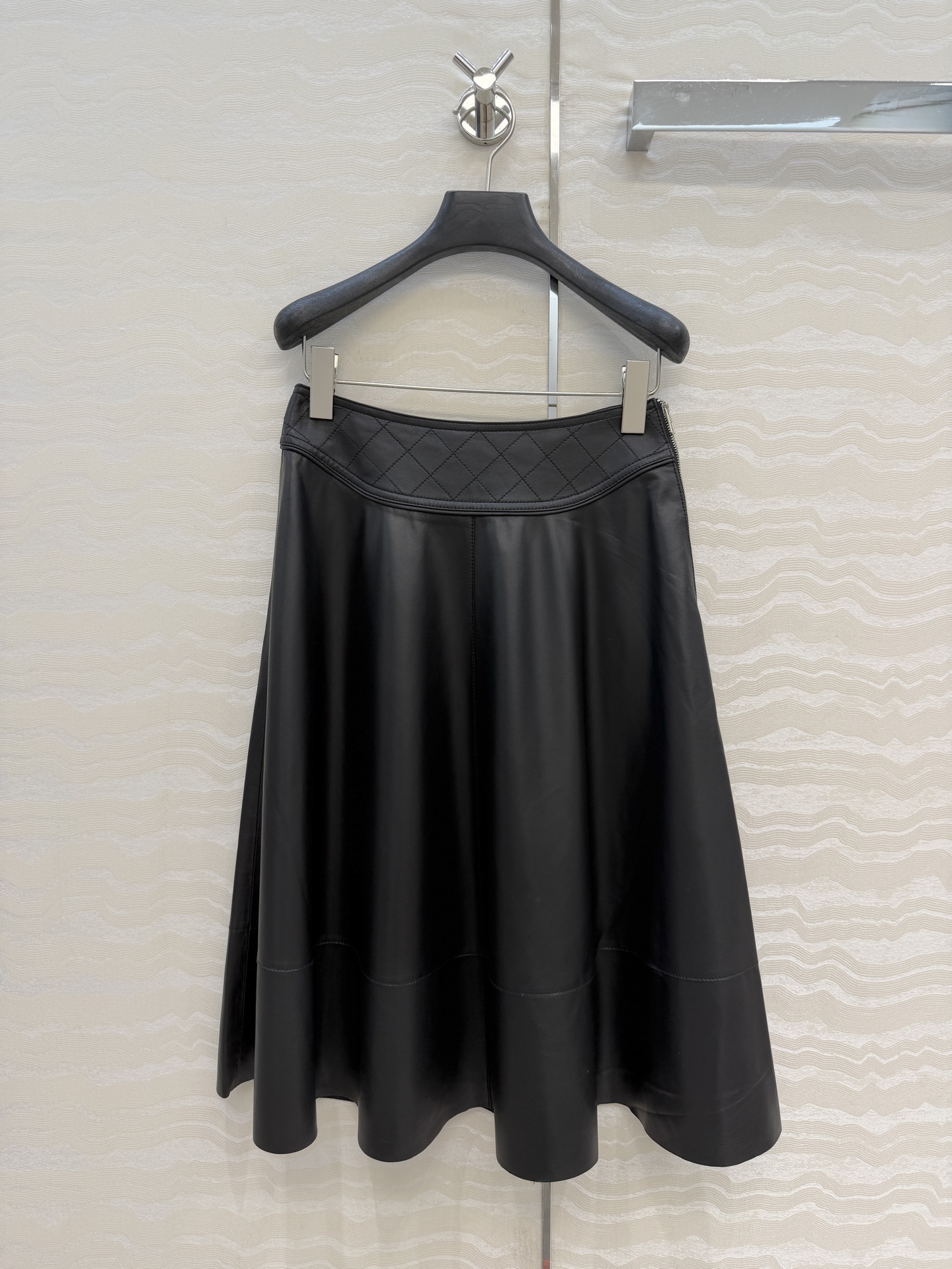 NO:829744,High-end original quality H high-intellectual wear, elegant equestrian style leather long skirt!  A must-have item this season that you can’t miss!  The top quality imported lambskin has an unrivaled texture!  The high-waisted A-line skirt design with rhombus seam lines has a low-key aristocratic temperament, is versatile, fashionable and high-end!  The classic version is super correct!  Purely handmade oil edge craftsmanship, the workmanship quality and details are perfect!  One color size 36.38.40.36, waist 66, skirt length 65., Hermès-clothing, hermes, skirts, sheepskin,19860909高端原单品质H高智感穿搭,气质马术风真皮长裙！本季必入不可错过的单品！顶级进口小羊皮质感无敌！菱格缝隙线高腰A字裙摆设计,低调贵族气质百搭时髦又高级！经典版型超正！纯手工油边工艺,做工品质细节完美到位！一色36.38.40.36码腰围66,裙长65.,爱马仕-服装,hermes,skirts,sheepskin,,Women's clothing