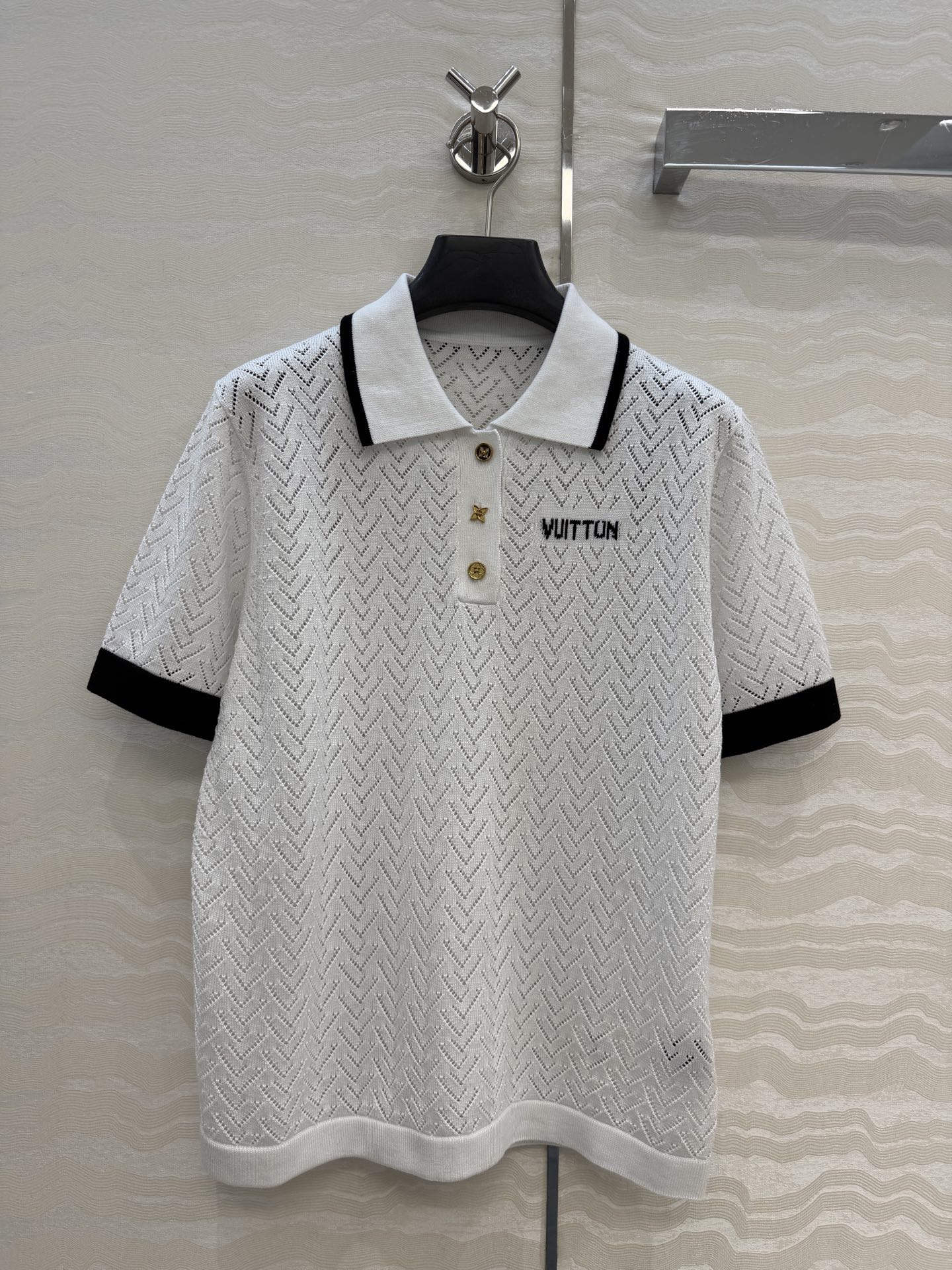 NO:829737,High-end original order quality!  Monogram floral knitted polo short-sleeved top!  The 18-needle Swiss machine-heavy positioning and hollow intarsia process has a fashionable and high-end feel!  Imported Tencel pure cotton yarn is delicate, soft and has a great texture!  The classic version with age-reducing temperament is fashionable and advanced! 白富美必入！  Don’t pick on others and make your upper body look slimmer!  Highly recommended item. One color size S-L. Size M has shoulder width 38, bust 88, length 58., Louis Vuitton-clothing, louis vuitton, T-shirt,19860909高端原单品质！Monogram花针织polo短袖上衣！18针瑞士机重工定位缕空嵌花工艺贯穿时髦高级感！进口天丝纯棉纱线细腻柔软质感超赞！减龄气质经典版型时髦又高级！白富美必入！不挑人上身巨显瘦！强烈推荐单品.一色S-L码.M码肩宽38,胸围88,衣长58.,路易威登-服装,louis vuitton,T-shirt,,Women's clothing