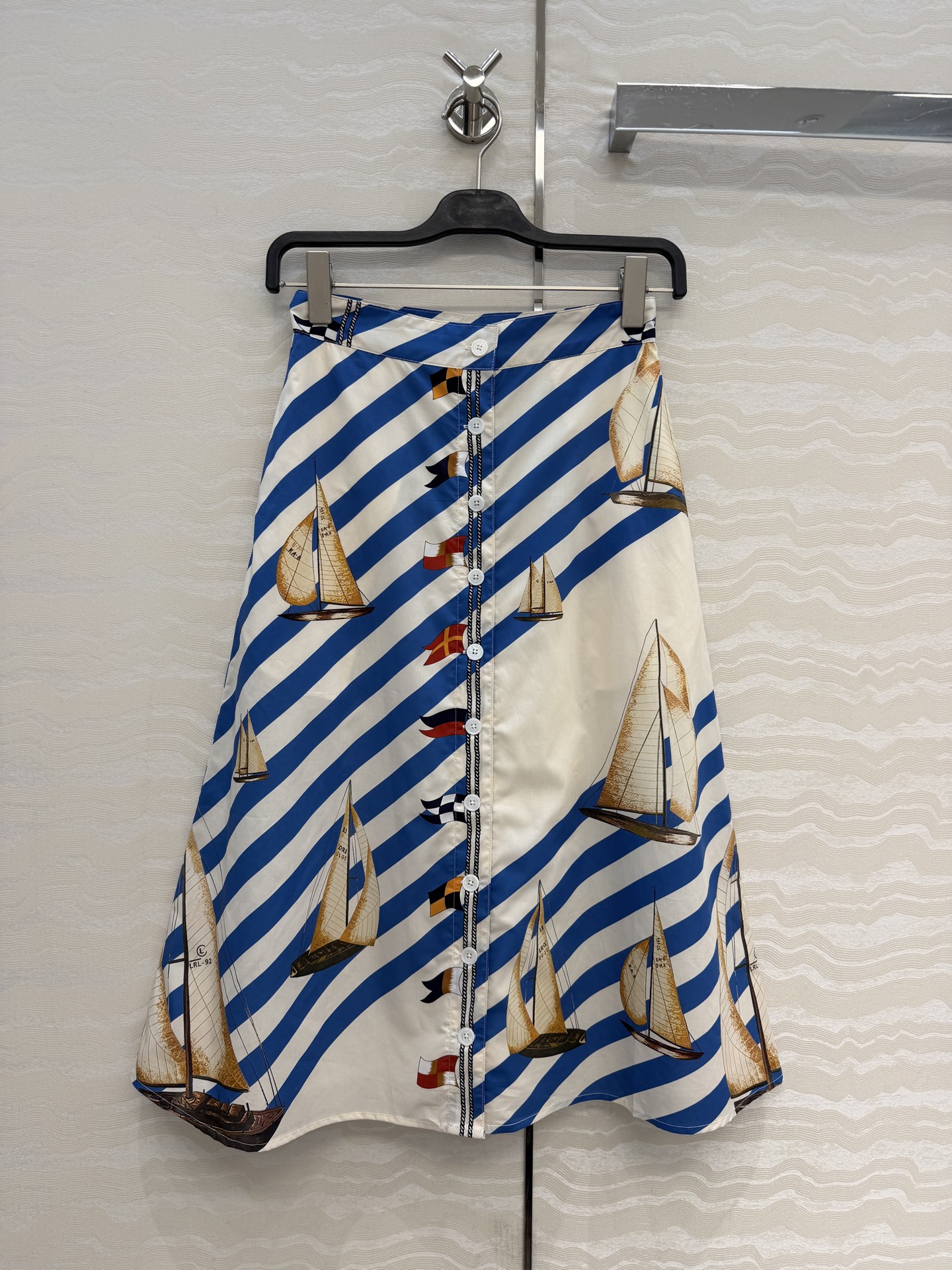 NO:853084,High-end original quality RL nautical resort style 26 spring and summer new product, high-intelligence southern French temperament long skirt with sailboat printed blue stripe pattern, refreshing and fashionable summer wear that can be sweet or salty, positioned with floral splicing technology. The classic A-line skirt is not flattering and the silhouette makes you slim and tall!  The imported pure cotton fabric has a delicate and comfortable texture. The quality of workmanship depends on the details. One color of 36-40 yards is available in seconds!  Size S waist 66, skirt length 76., women's clothing, skirts,19860909高端原单品质RL航海度假风26春夏新品,高智感南法气质长半裙定位帆船印花蓝条图案,夏日清爽时髦穿搭可甜可盐,定位对花拼接工艺.经典A字裙摆不挑人版型显瘦又高挑！进口纯棉面料质感细腻舒适.做工品质看细节,一色36-40码现货速度秒！S码腰围66,裙长76.,女装,skirts,,Women's clothing