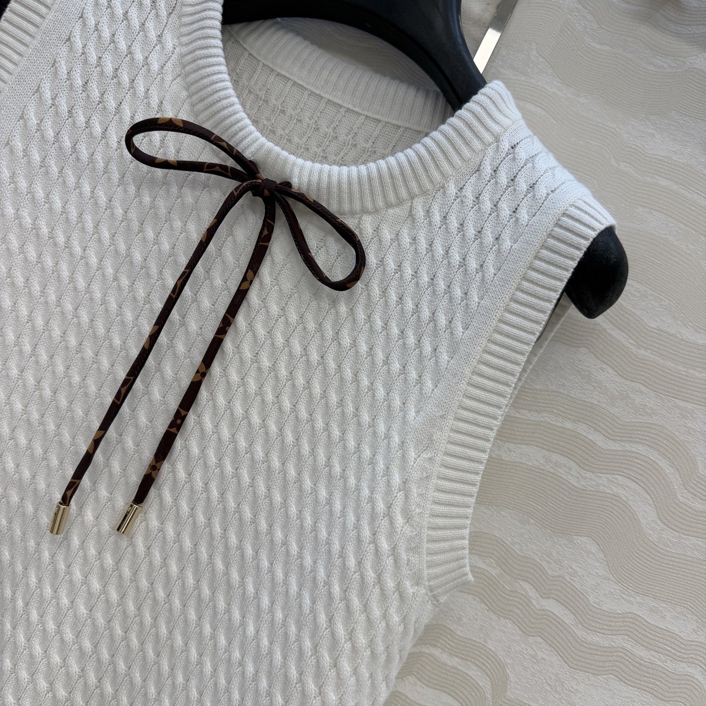 高端原单品质！26春夏新品，Monogram花㚏领结针织背心上衣！18针瑞士机绞花工艺贯穿时髦高级感！进