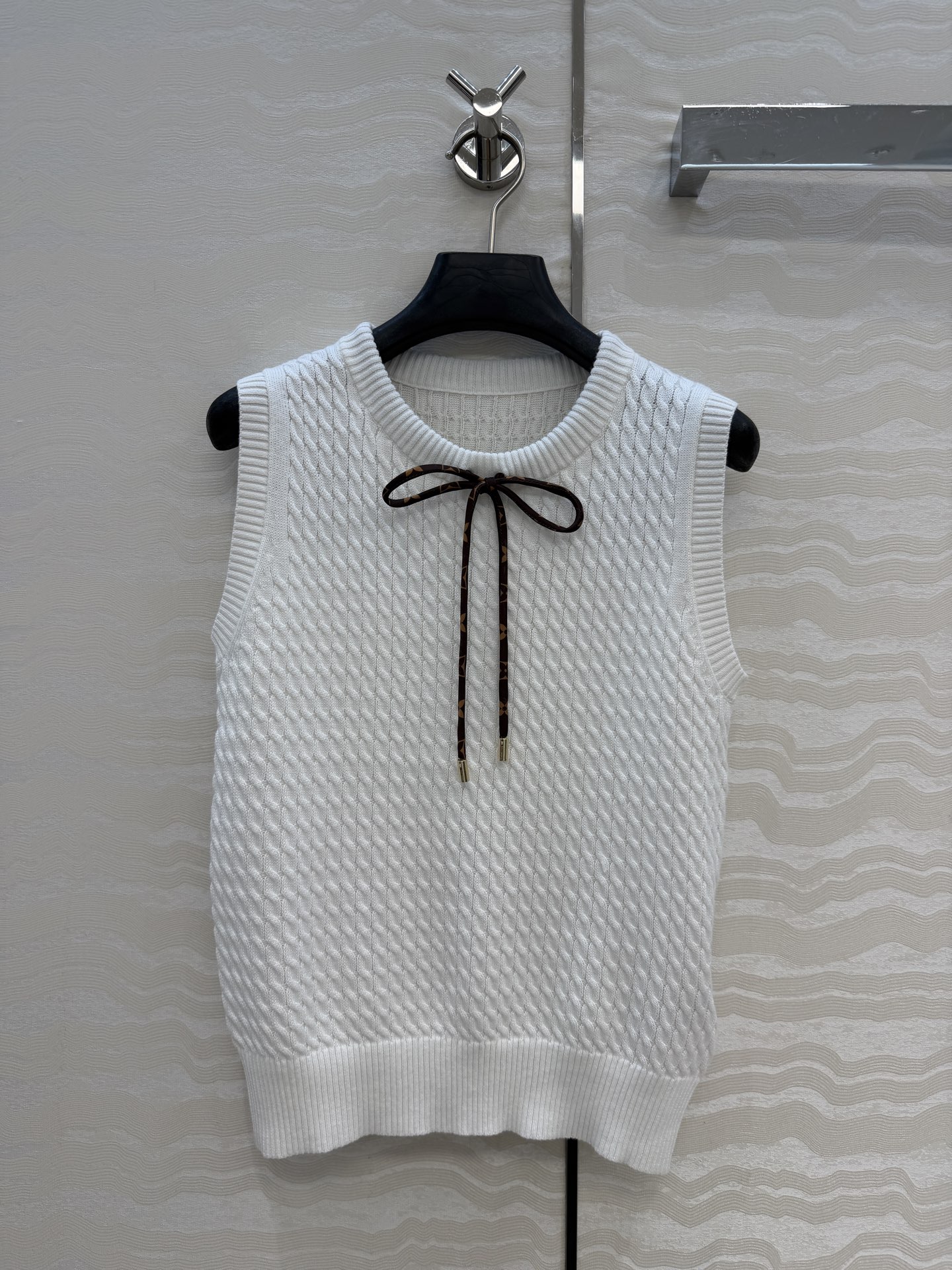 NO:853066,High-end original order quality!  New arrival for spring and summer 26, Monogram floral bow tie knitted vest top!  The 18-needle Swiss machine cable craftsmanship has a fashionable and high-end feel!  Imported Tencel pure cotton yarn is delicate, soft and has a great texture!  The classic version with age-reducing temperament is fashionable and advanced!  Bai Fumei must enter!  Don’t pick on others and make your upper body look slimmer!  Highly recommended item. One color size S-L. Size M bust 74, length 51., Louis Vuitton-clothing, louis vuitton,19860909高端原单品质！26春夏新品,Monogram花领结针织背心上衣！18针瑞士机绞花工艺贯穿时髦高级感！进口天丝纯棉纱线细腻柔软质感超赞！减龄气质经典版型时髦又高级！白富美必入！不挑人上身巨显瘦！强烈推荐单品.一色S-L码.M码胸围74,衣长51.,路易威登-服装,louis vuitton,,Women's clothing