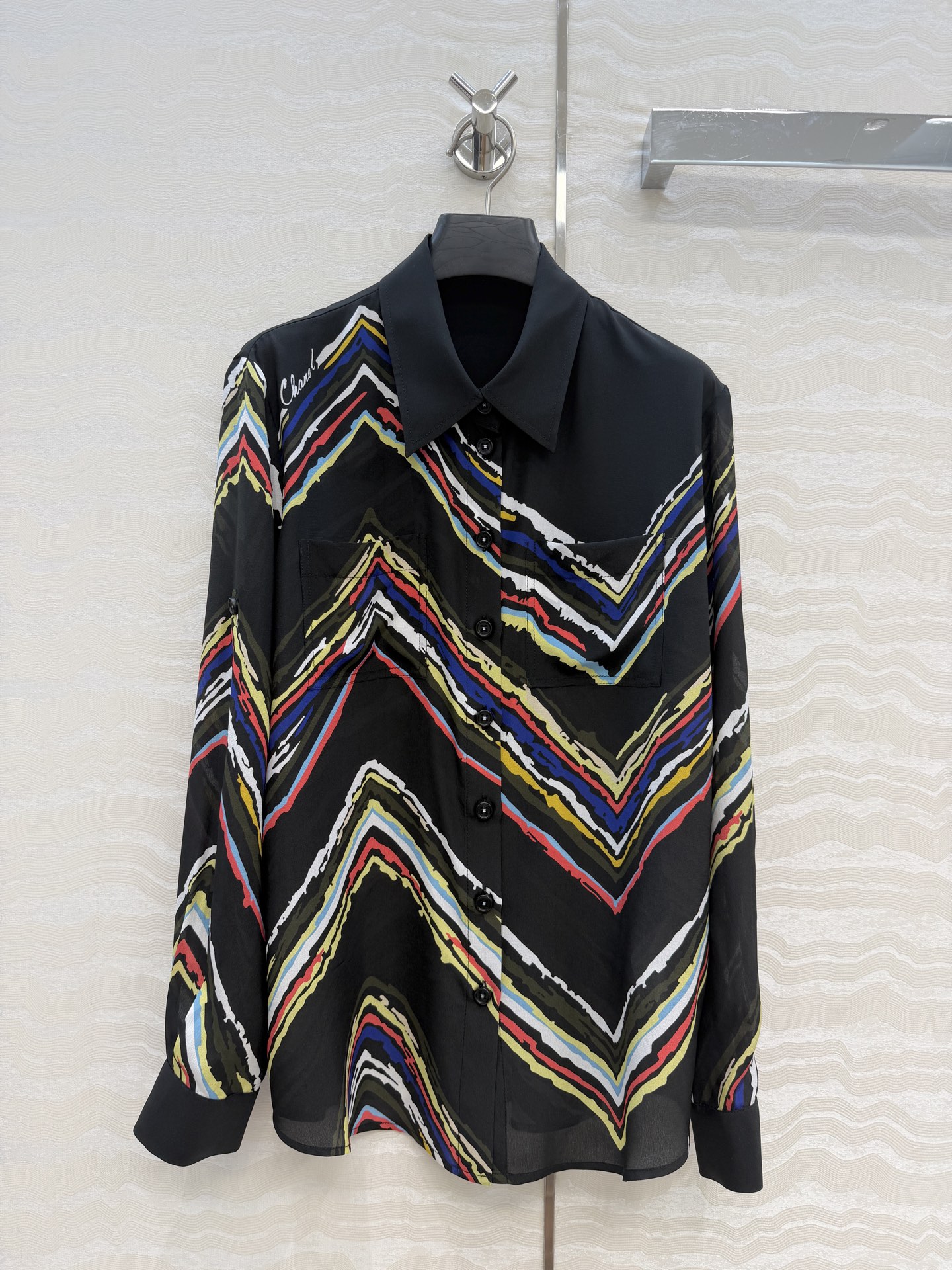 NO:853000,High-end original quality Coco girls beach series new vacation products!  Color striped wavy silk shirt!  The silk double-crotch fabric is smooth and comfortable. The custom-made prints give it a high-end feel, and the relaxed fit makes your upper body look slimmer!  A must-have artifact for the beautiful little fairy Bai Fumei!  The classic version is versatile, stylish and high-end!  The details are all in place and the workmanship is perfect. One color 36.38.40.42. Four sizes. 36 size: shoulder width 40, bust 98, length 68., Chanel-clothing, chanel, shirts, real silk,19860909高端原单品质Coco女孩beach沙滩系列度假新品！彩条波浪真丝衬衫！真丝双邹面料丝滑舒适.定制印花高级感拉满,气质小翻今宽松版型上身巨显瘦！绝美小仙女白富美必备神器！经典版型百搭不挑人时髦又高级！细节全面到位完美做工品质.一色36.38.40.42.四个码.36码: 肩宽40,胸围98,衣长68.,香奈儿-服装,chanel,shirts,real silk,,Women's clothing