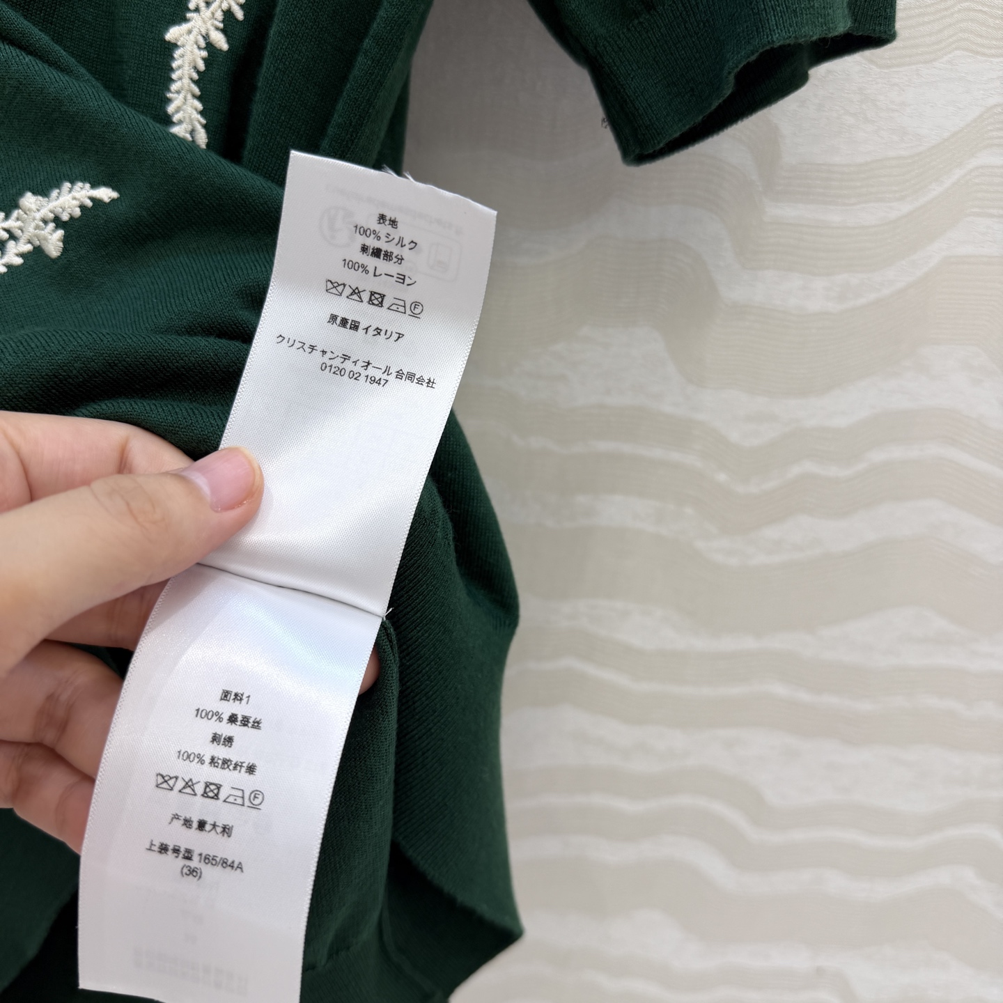 原单品质💋Miss D26s春夏新品，花园世界系列刺绣针织短袖看衣。18针进口桑蚕丝纱线质感细腻。细节满