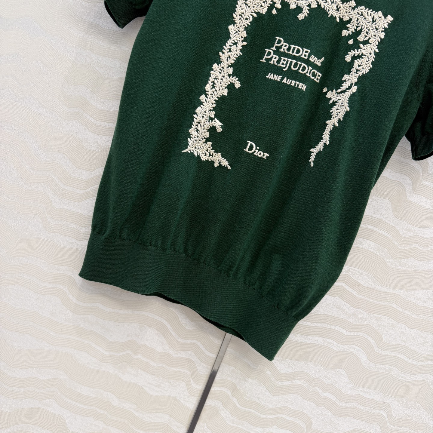 原单品质💋Miss D26s春夏新品，花园世界系列刺绣针织短袖看衣。18针进口桑蚕丝纱线质感细腻。细节满