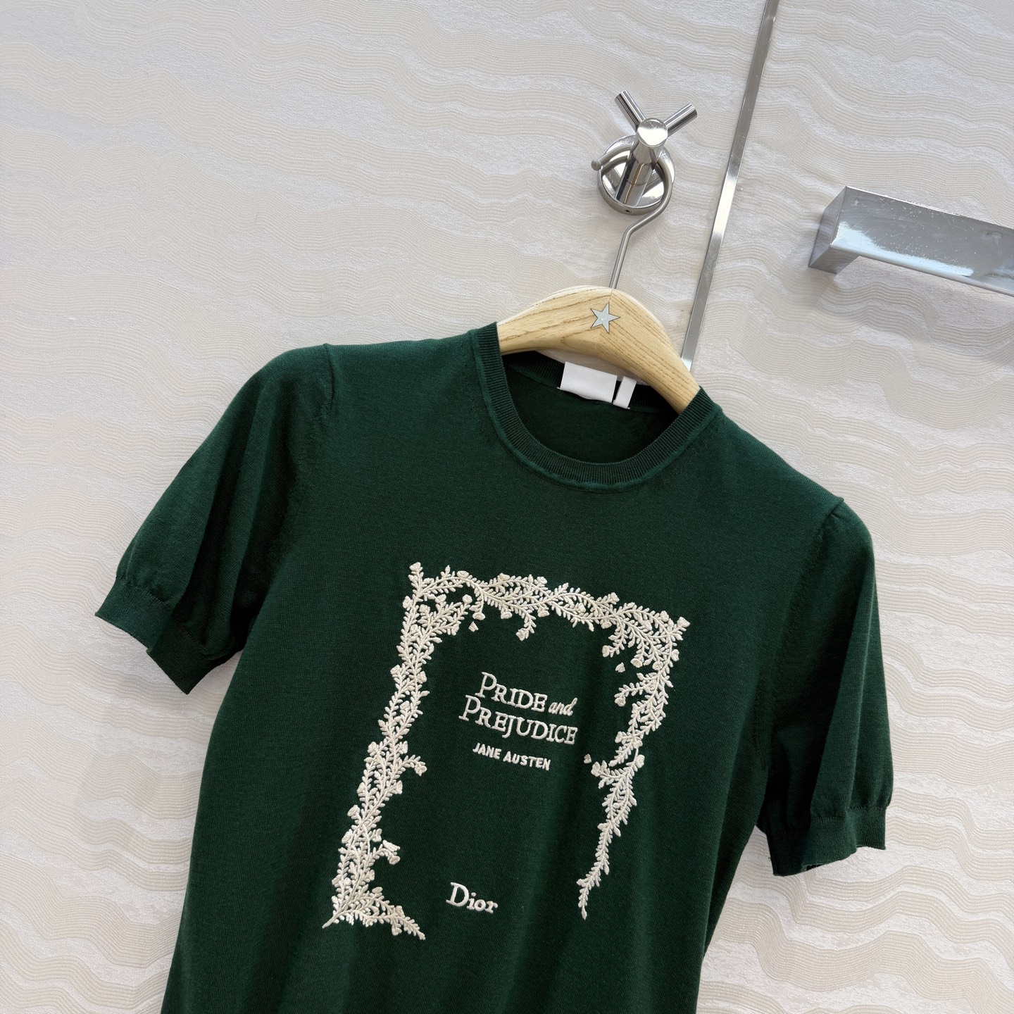 原单品质💋Miss D26s春夏新品，花园世界系列刺绣针织短袖看衣。18针进口桑蚕丝纱线质感细腻。细节满