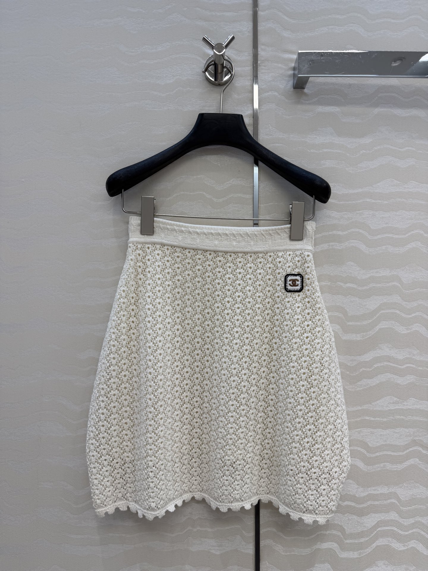 NO:853826,Original quality Coco girls beach series new vacation products!  A crocheted mini-skirt. The beautiful little fairy is a white and rich artifact!  Heavy industry custom-made special yarn is elegant, beautiful and fairy-like!  The high-end colors are luxurious and high-end. The classic version is versatile, fashionable and high-end!  The details are all in place and the workmanship is perfect. One color size 36-40. Size 36: elastic waist 58, hip 88, skirt length 48., Chanel-clothing, chanel, skirts,19860909原单品质Coco女孩beach沙滩系列度假新品！缕空勾织小半裙.绝美小仙女白富美神器！重工定制特种纱线优雅气质又美又仙！高级色调奢华又高级.经典版型百搭不挑人时髦又高级！细节全面到位完美做工品质.一色36-40码.36码: 松紧腰围58,臀围88,裙长48.,香奈儿-服装,chanel,skirts,,Women's clothing