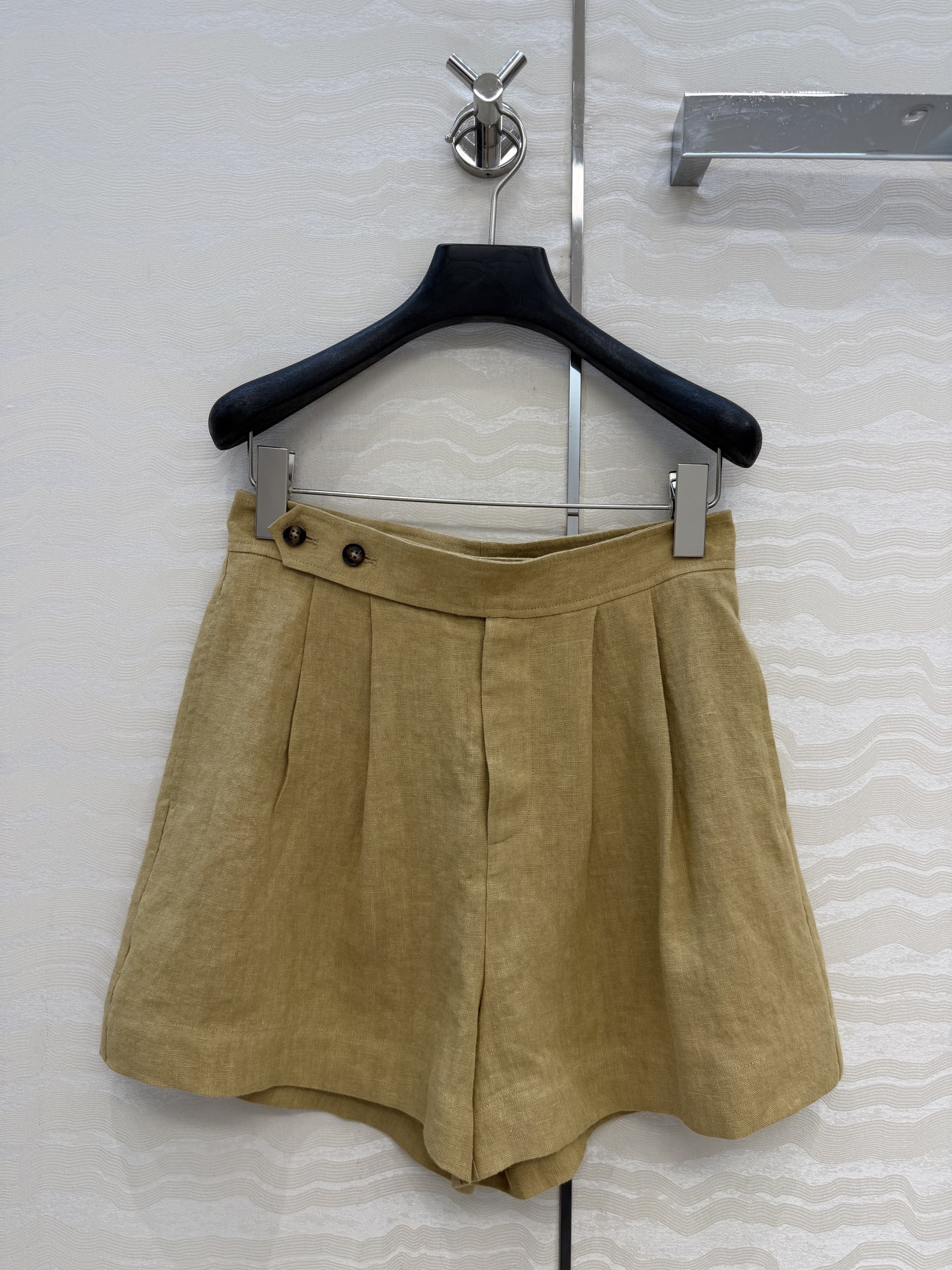 NO:853774,High-end original quality, RL26 spring and summer new products, high-end old money style outfits, custom-made imported sand-washed linen fabric buckle suits and shorts!  Heavy-duty, high-thread-count sand-washed linen has natural irregular pleats and a natural, relaxed feel. It is a high-end item with a classic mid-to-high-waisted pleated trousers style!  Amazing outfits for pear-shaped bodies!  Highly recommended as a versatile item to keep for yourself!  The 3D three-dimensional version has a retro accent. The perfect workmanship quality depends on the details, two colors and three sizes, size 36 waist 66, hip 94, trouser length 39., women's clothing, shorts, business suit,19860909高端原单品质,RL26春夏新品,高级感老钱风穿搭,定制进口砂洗亚麻面料搭扣西装小短裤！重磅高支数砂洗亚麻自然的不规则的褶皱天然松弛感气质高级单品.经典中高腰捏褶裤型！梨形身材的穿搭天菜！强烈推荐自留百搭单品！3D立体版型复古有腔调.完美做工品质看细节,两色三码,36码腰围66,臀围94,裤长39.,女装,shorts,business suit,,Women's clothing