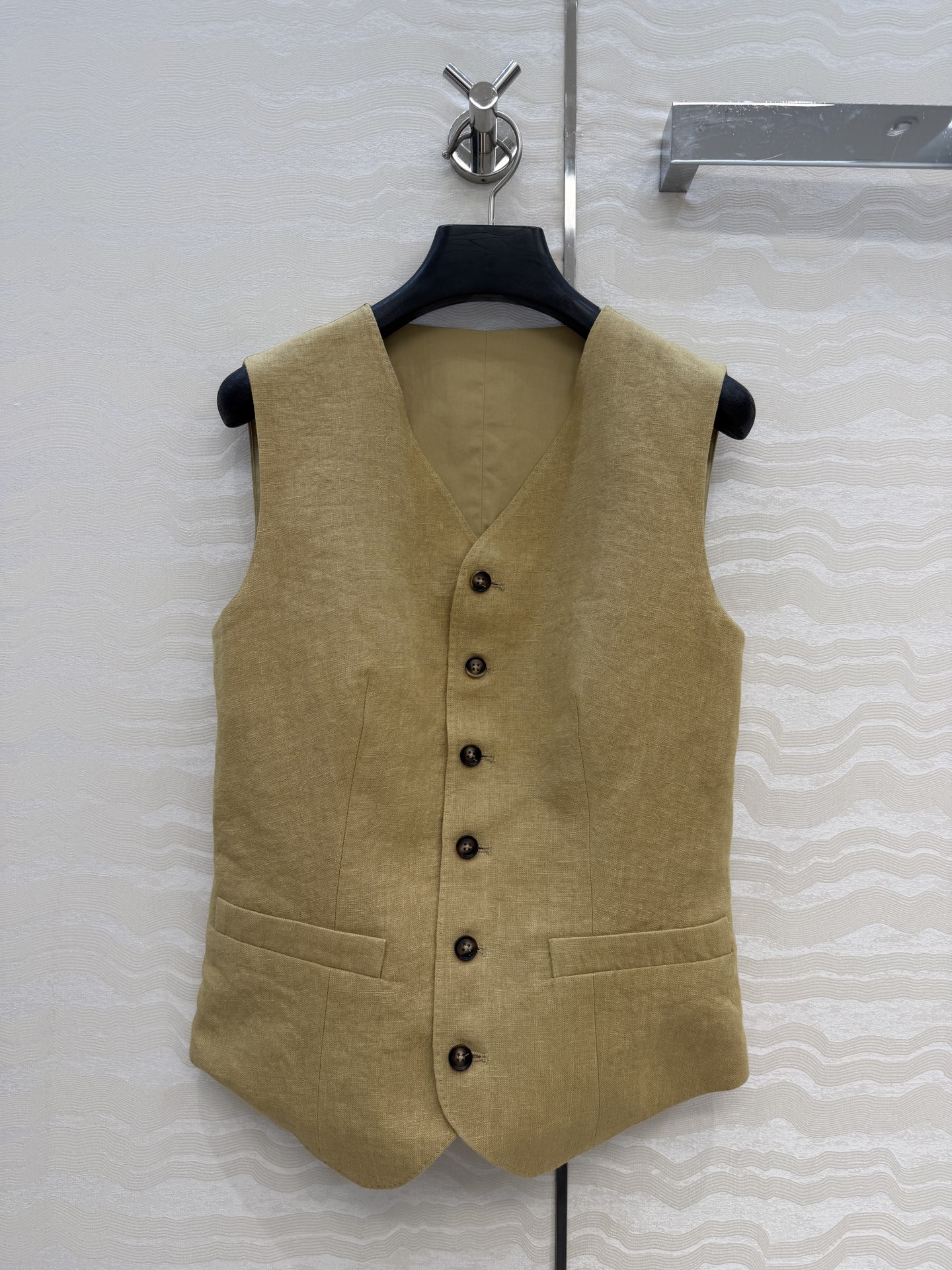 NO:853761,High-end original order quality, RL26 spring and summer new products, high-end old money style outfits, customized imported sand-washed linen fabrics, handmade beaded edge suit vests!  Heavy-weight, high-thread-count sand-washed linen, with natural irregular folds and a natural sense of relaxation, is a high-end item. Hand-made beaded edges and arch stitch craftsmanship. The classic version does not flatter the upper body and makes you look slimmer!  Highly recommended as a versatile item to keep for yourself!  The 3D three-dimensional version has a retro accent. The perfect workmanship quality depends on the details. Two colors and three sizes, size 36, bust 88, length 57., women's clothing, business suit,19860909高端原单品质,RL26春夏新品,高级感老钱风穿搭,定制进口砂洗亚麻面料 手工珠边西装小马甲！重磅高支数砂洗亚麻自然的不规则的褶皱天然松弛感气质高级单品.手工珠边拱针工艺.经典版型不挑人上身巨显瘦！强烈推荐自留百搭单品！3D立体版型复古有腔调.完美做工品质看细节,两色三码,36码胸围88,衣长57.,女装,business suit,,Women's clothing