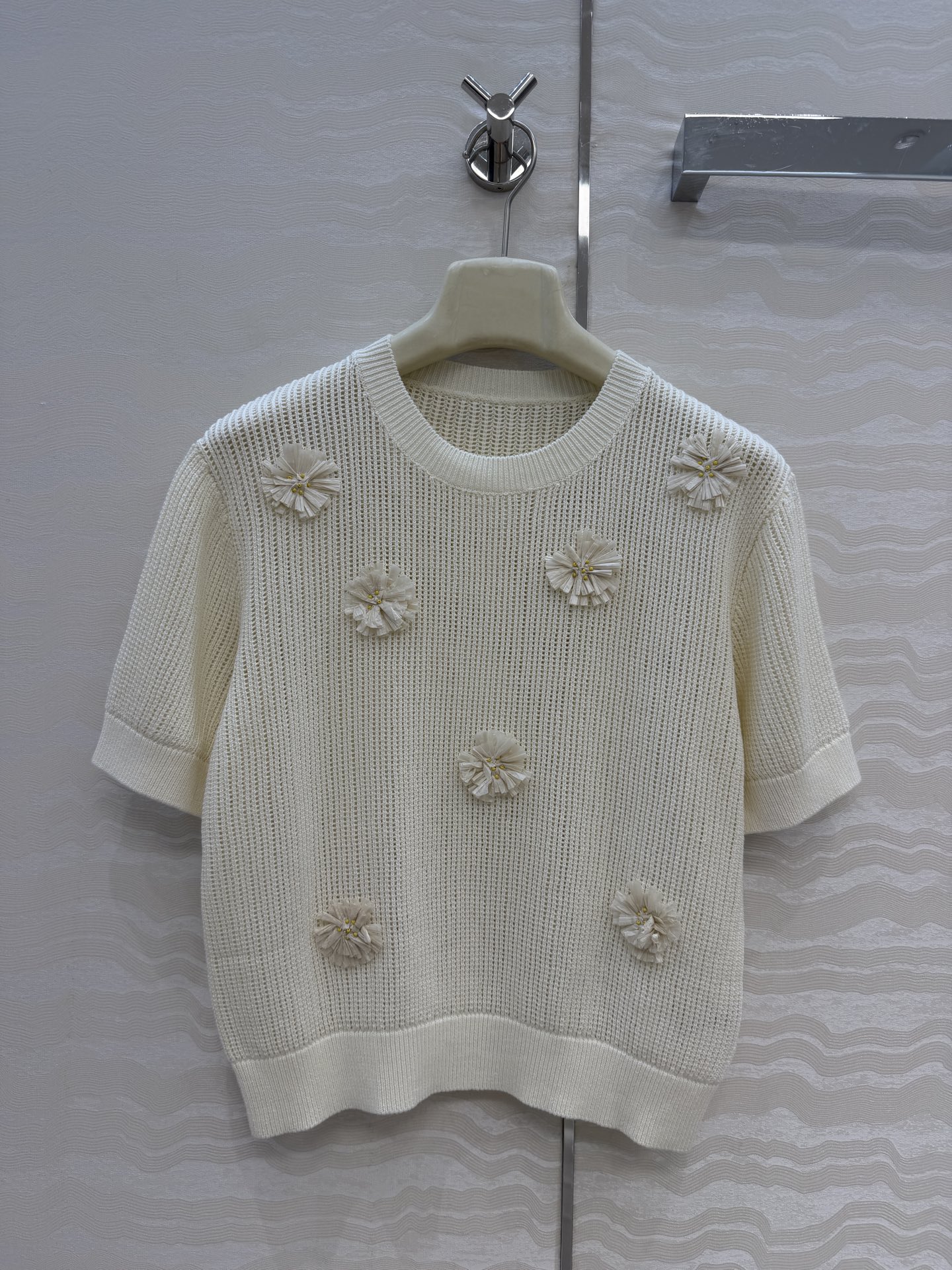 NO:853689,High-end original quality ER high-intellectual wear!  26 new spring and summer knitted short-sleeved tops, a high-end style item!  The three-dimensional small flowers are hand-set and beaded to create a gentle and elegant tone. The texture of imported pure cotton yarn is super delicate and soft!  The temperament goddess must receive payment!  Versatile items with both sweet and salty temperament, available in sizes S-L in one color. Big order here!  M size shoulder width 38, bust 92, length 51., women's clothing, T-shirt,19860909高端原单品质ER高智感穿搭！26春夏新品针织短袖上衣,气质高级单品！立体小花花手工定珠工艺温柔极致优雅的调调.进口纯棉纱线质感超级细腻柔软！气质女神必收款！可甜可盐气质百搭单品,一色S-L码.大单子甩过来！M码肩宽38,胸围92,衣长51.,女装,T-shirt,,Women's clothing