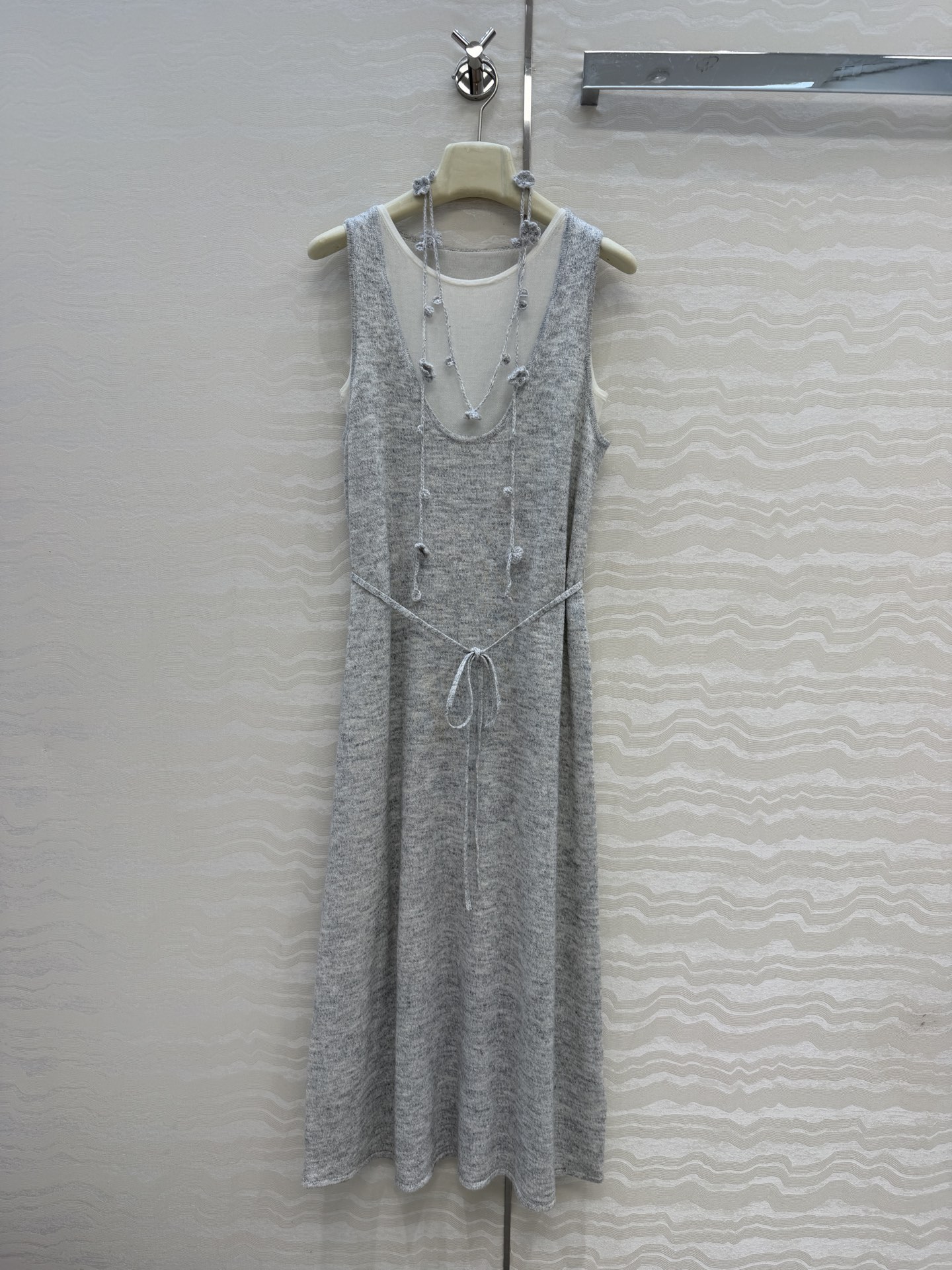 NO:853663,High-end original quality ER high-intellectual wear!  26 spring and summer new knitted two-piece design dress, elegant U-neck color vest dress, high-end item!  The three-dimensional small flower hand-hook woven belt decoration is casual and elegant. It has a gentle and extremely elegant tone. The texture of imported cashmere, linen and silk yarn is super delicate and soft!  The temperament goddess must receive payment!  A versatile item that can be either sweet or salty, available in sizes S-L in three colors. Here’s a big order!  S size bust 88, skirt length 125., women's clothing, skirts,19860909高端原单品质ER高智感穿搭！26春夏新品针织两件套设计连衣裙,气质U领配色背心连衣裙高级单品！立体小花花手工勾织带装饰随性优雅.温柔极致优雅的调调.进口羊绒亚麻蚕丝纱线质感超级细腻柔软！气质女神必收款！可甜可盐气质百搭单品,三色S-L码.大单子甩过来！S码胸围88,裙长125.,女装,skirts,,Women's clothing