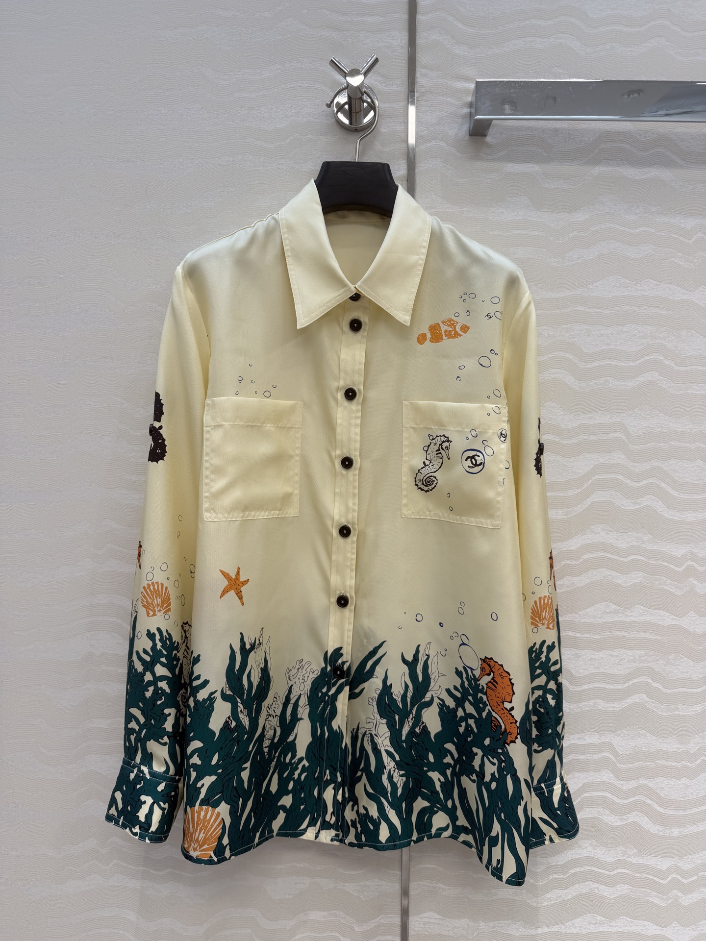 NO:853739,High-end original quality Coco girls beach series new vacation products!  Underwater World Silk Shirt!  The silk twill fabric is silky and comfortable. The customized printing has a high-end feel, and the elegant small lapels and loose fit make the upper body look slimmer!  A must-have artifact for the beautiful little fairy Bai Fumei!  The classic version is versatile, stylish and high-end!  The details are all in place and the workmanship is perfect. One color 36.38.40.42. Four sizes. 36 size: shoulder width 41, bust 98, length 65., Chanel - clothing, chanel, shirts, real silk,19860909高端原单品质Coco女孩beach沙滩系列度假新品！海底世界真丝衬衫！真丝斜纹绸面料丝滑舒适.定制印花高级感拉满,气质小翻领宽松版型上身巨显瘦！绝美小仙女白富美必备神器！经典版型百搭不挑人时髦又高级！细节全面到位完美做工品质.一色36.38.40.42.四个码.36码: 肩宽41,胸围98,衣长65.,香奈儿-服装,chanel,shirts,real silk,,Women's clothing