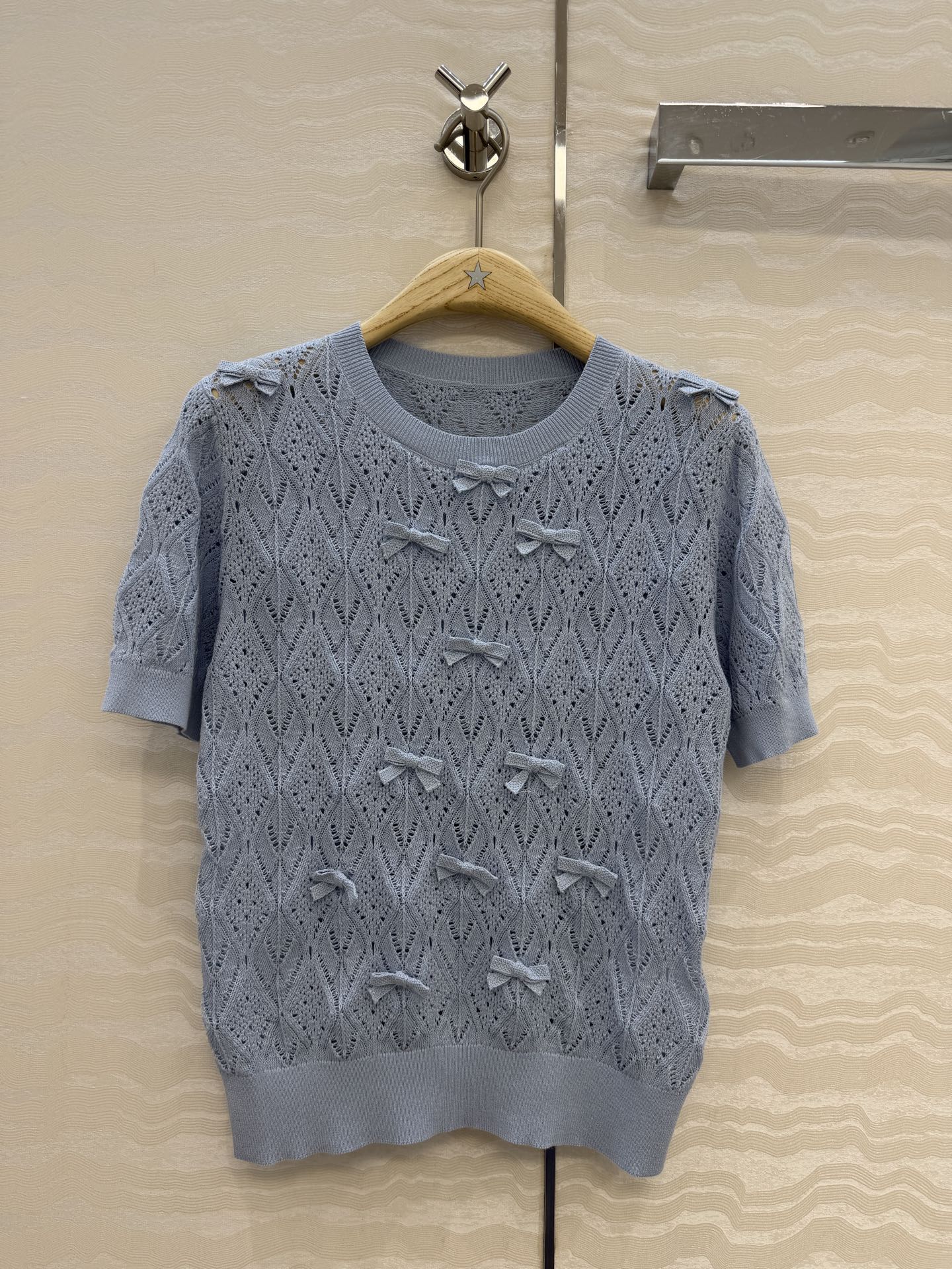 NO:856669,Original quality Miss D26s new early spring product, Garden World series elegant hollow short-sleeved top, positioned butterfly-shaped decoration. Imported pure cotton yarn and Swiss weaving technology create a low-key luxury sense of high-end!  The classic version is not flattering and looks great on the upper body!  Heavy industry is luxurious, mysterious and noble!  The temperament is casual and elegant. Classic and not picky, the upper body is super slim, two colors and three sizes. Size 38, shoulder width 37, bust 86, length 57., Dior-clothing, dior, T-shirt,19860909原单品质Miss D26s早春新品,花园世界系列气质缕空短袖上衣,定位蝴蝶形装饰.进口纯棉纱线瑞士机织工艺打造低调奢华的高级感！经典版型不挑人上身绝美！重工奢华神秘又高贵！气质随性优雅.经典不挑人上身超显瘦,两色三码.38码肩宽37,胸围86,衣长57.,迪奥-服装,dior,T-shirt,,Women's clothing