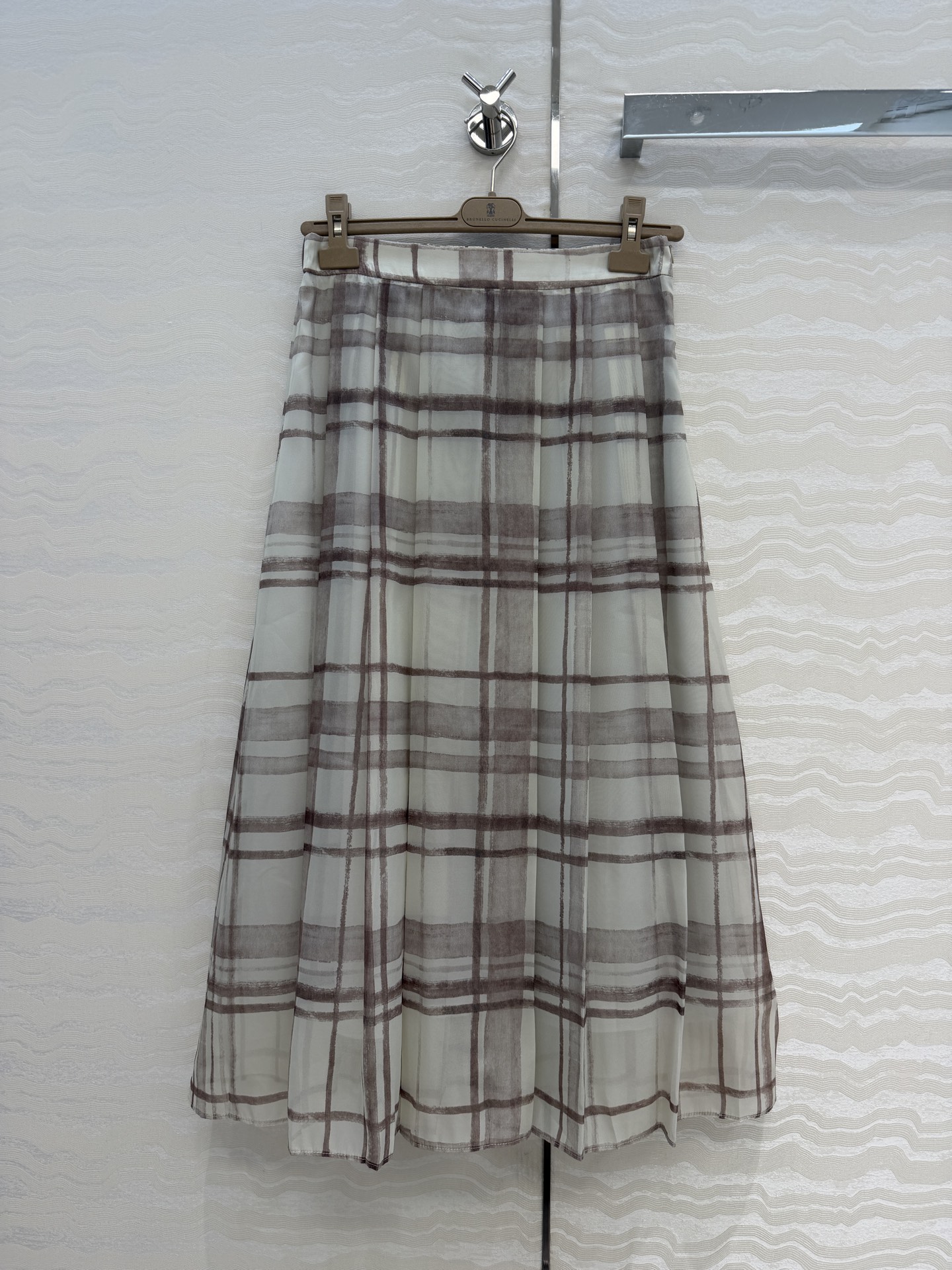 NO:856956,Original quality BC old money style outfit!  Bai Fumei's must-have resort-style patterned long skirt. The pleated design is elegant and the plaid pattern is Italian luxury and high-end. The Georgette chiffon fabric has a light and elegant texture, breathable and comfortable. The artistic tones are romantic and the upper body will look younger in summer!  The classic silhouette is fashionable and high-end!  Bai Fumei’s must-have artifacts are versatile and easy to match. Highly recommended for self-reservation!  The quality of workmanship depends on the details. Three sizes in one color, size S elastic waist 66, skirt length 87., women's clothing, skirts,19860909原单品质BC老钱风穿搭！白富美必入度假风格纹长半裙.压褶设计优雅格纹图案意式奢华高级感,乔其雪纺面料质感轻盈飘逸,透气舒适.艺术色调浪漫夏日上身减龄绝绝子！经典版型时髦又高级！白富美必备神器百搭不挑人.强烈推荐自留款！做工品质看细节.一色三码,S码松紧腰围66,裙长87.,女装,skirts,,Women's clothing