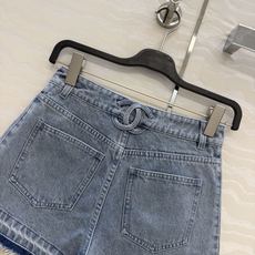 原单品质🍒coco女孩穿搭,26s怀旧洗水丹宁牛仔短裤!手工编织金属链条带口袋装饰。菱格刺绣袋盖 高腰裤 原单品质🍒coco女孩穿搭,26s怀旧洗水丹宁牛仔短裤!手工编织金属链条带口袋装饰。菱格刺绣袋盖 高腰裤