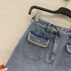 原单品质🍒coco女孩穿搭,26s怀旧洗水丹宁牛仔半裙!手工编织金属链条带口袋装饰。菱格刺绣袋盖 高腰版 原单品质🍒coco女孩穿搭,26s怀旧洗水丹宁牛仔半裙!手工编织金属链条带口袋装饰。菱格刺绣袋盖 高腰版