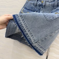 原单品质🍒coco女孩穿搭,26s怀旧洗水丹宁牛仔半裙!手工编织金属链条带口袋装饰。菱格刺绣袋盖 高腰版 原单品质🍒coco女孩穿搭,26s怀旧洗水丹宁牛仔半裙!手工编织金属链条带口袋装饰。菱格刺绣袋盖 高腰版