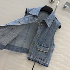 原单品质🍒coco女孩穿搭,26s怀旧洗水丹宁牛仔马甲小外套!气质翻领手工编织金属链条带口袋装饰。菱格刺 原单品质🍒coco女孩穿搭,26s怀旧洗水丹宁牛仔马甲小外套!气质翻领手工编织金属链条带口袋装饰。菱格刺