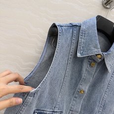原单品质🍒coco女孩穿搭,26s怀旧洗水丹宁牛仔马甲小外套!气质翻领手工编织金属链条带口袋装饰。菱格刺 原单品质🍒coco女孩穿搭,26s怀旧洗水丹宁牛仔马甲小外套!气质翻领手工编织金属链条带口袋装饰。菱格刺