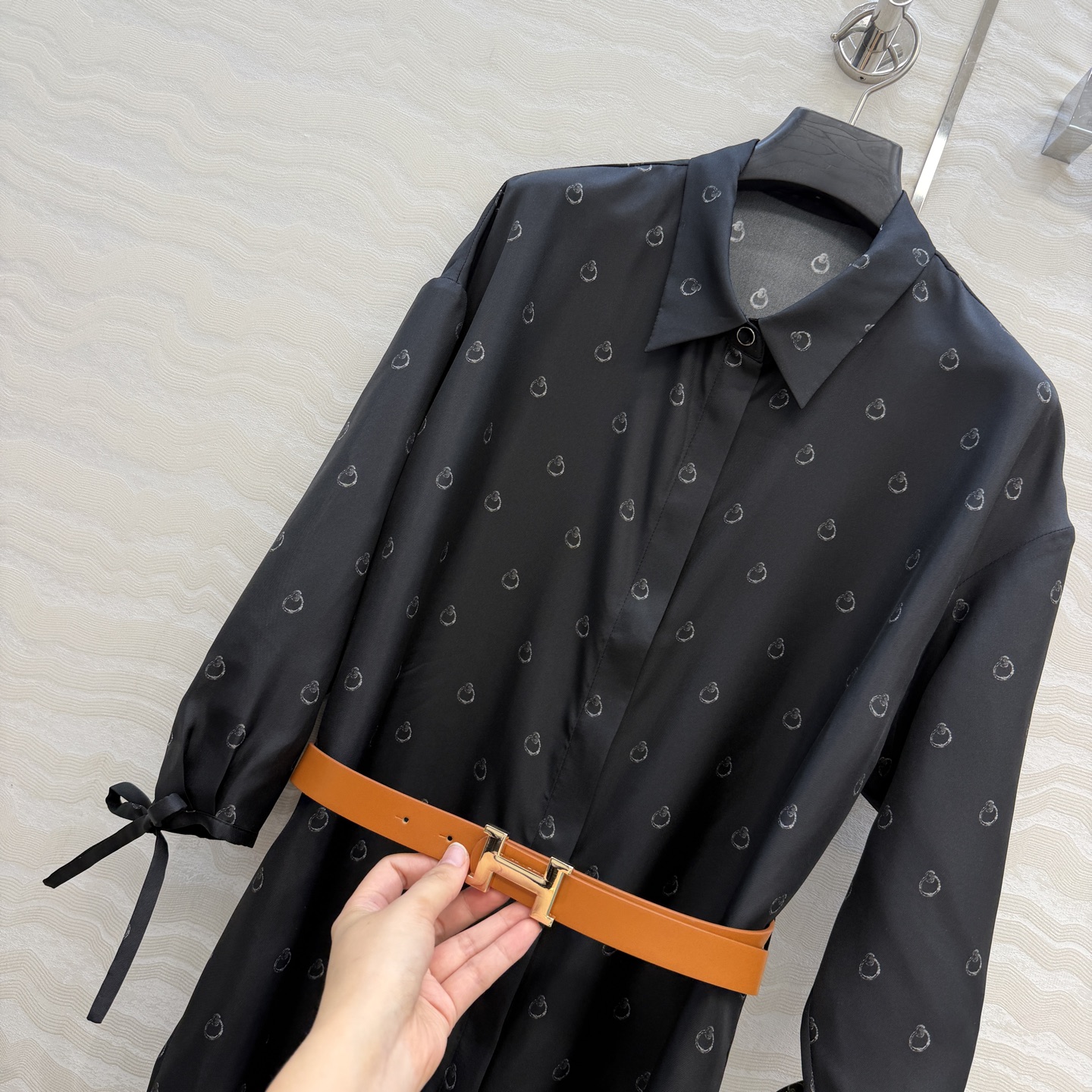 原单品质💕 H系26早春新品💕链环图案定位印花真丝中袖连衣裙！100%真丝斜纹绸质感超赞！气质小翻领宽松